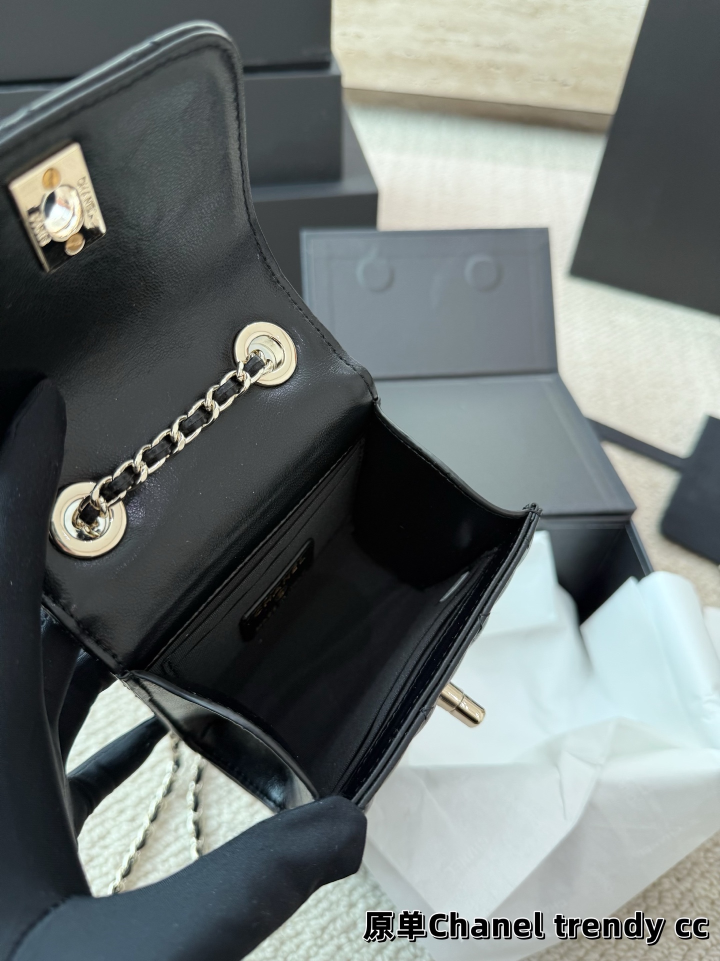 P140 礼盒🎁 香奈儿Chanel trendy cc 时髦✔️又可当小挎包！ 高级的黑金配色很有𝐕𝐢𝐧𝐭𝐚𝐠𝐞的味道〰️ 即使穿的很简洁 配上它也瞬间𝐂𝐇𝐢𝐜 爱了 爱了~ 尺寸11.11