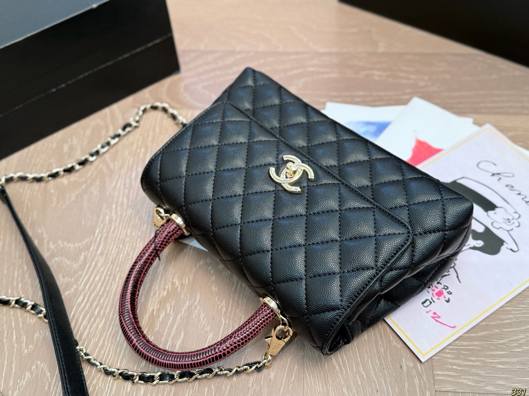 ¥190全套飞机盒包装 香奈儿Chanel 专柜不见踪影Coco Handle 究竟怎么样? 如果你的衣帽间中还没有-款小香包包,但是又不知道入哪款不亏,那今天帮你解决这个难题高颜值,实 用百搭,通勤你都可以同时拥有,Coco Handle 可以说是chanle必入款! 这款憨豆包是CF的经典重现,菱格、双C Logo、皮穿链,都在致敬经典,而手柄却是让人最爱的地方@@极具美感的半圆手柄,穿皮链条可以随时拆卸,这款包型 小号22 14 cm 寸适中,各种身高的女性都适合,大号偏大,个子高的女生驾驭很有气场。可以放日常出行的大部分必需品,里面还有一个隔层,装手机,卡包,粉饼,口红,纸巾和钥匙等是比较容易的