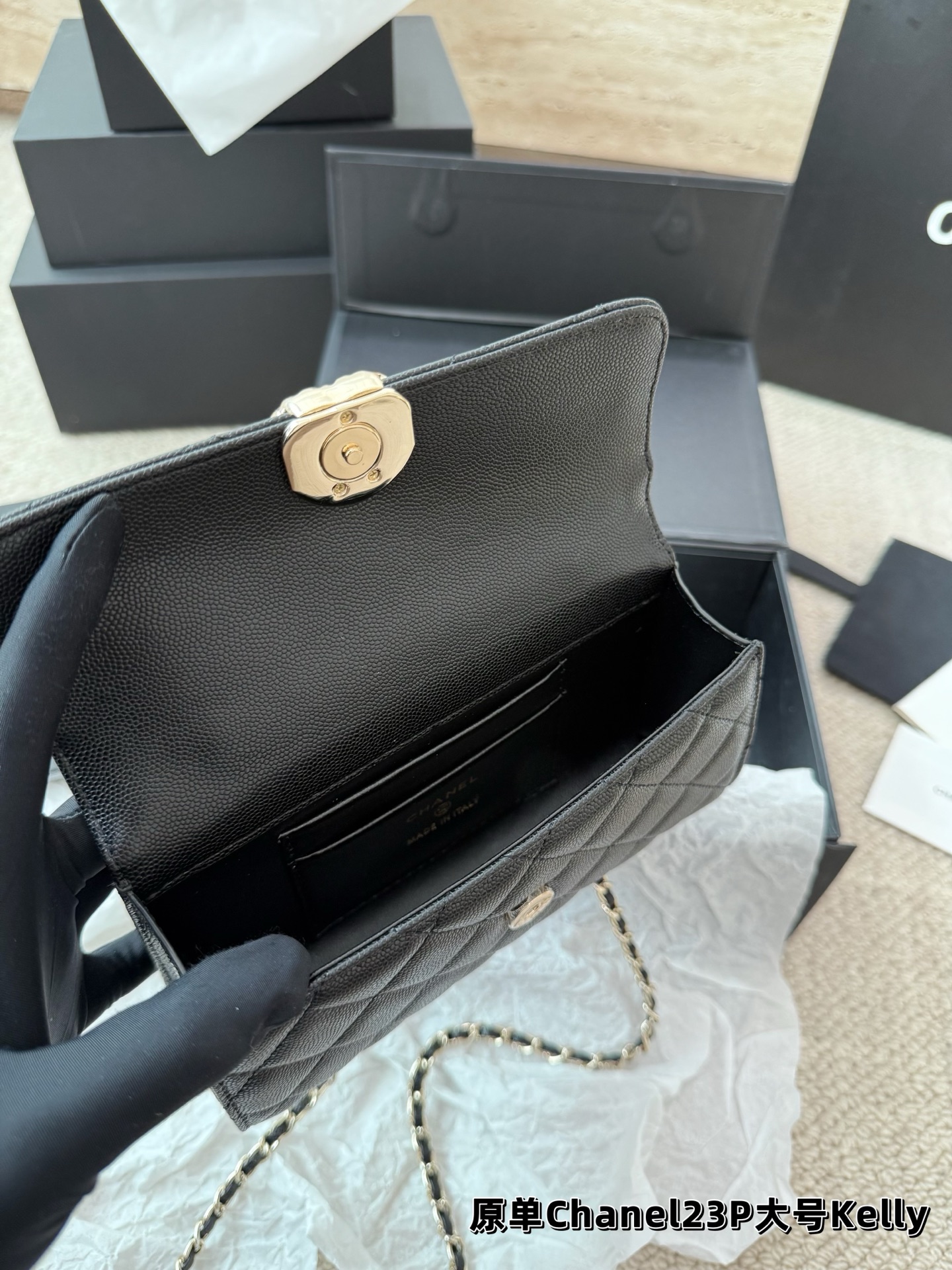 P165 鱼子酱 香奈儿chanel kelly 手柄链条包 手柄精致，皮质是耐用的荔枝牛皮 白色很美很美 黑色很经典很经典 手柄可拎、单肩可背、斜挎可背 礼盒包装🎁 尺寸10.18