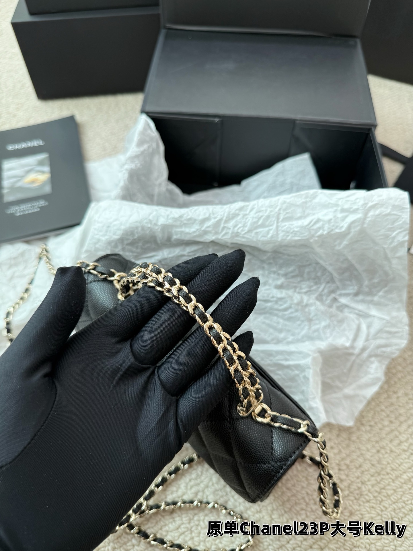 P165 鱼子酱 香奈儿chanel kelly 手柄链条包 手柄精致，皮质是耐用的荔枝牛皮 白色很美很美 黑色很经典很经典 手柄可拎、单肩可背、斜挎可背 礼盒包装🎁 尺寸10.18