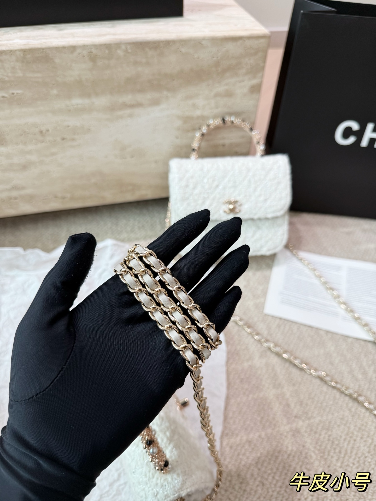 复刻版 P210 P200 chanel 香奈儿26C珍珠手柄手袋 香奈儿26C早春度假系列珍珠手柄手袋,白色粗花呢+经典菱格纹,金色双C标志超有辨识度艹。手柄点缀珍珠和黑色元素,精致又优雅,手提or晚宴包都很出彩!尺寸小巧,日常出行、搭配礼服都OK,实用又时髦,收藏控必入! 尺寸 16 13cm 14 11cm