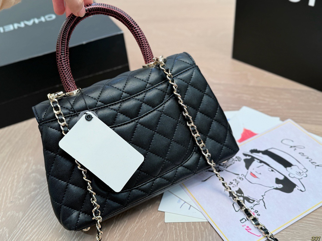 ¥190全套飞机盒包装 香奈儿Chanel 专柜不见踪影Coco Handle 究竟怎么样? 如果你的衣帽间中还没有-款小香包包,但是又不知道入哪款不亏,那今天帮你解决这个难题高颜值,实 用百搭,通勤你都可以同时拥有,Coco Handle 可以说是chanle必入款! 这款憨豆包是CF的经典重现,菱格、双C Logo、皮穿链,都在致敬经典,而手柄却是让人最爱的地方@@极具美感的半圆手柄,穿皮链条可以随时拆卸,这款包型 小号22 14 cm 寸适中,各种身高的女性都适合,大号偏大,个子高的女生驾驭很有气场。可以放日常出行的大部分必需品,里面还有一个隔层,装手机,卡包,粉饼,口红,纸巾和钥匙等是比较容易的