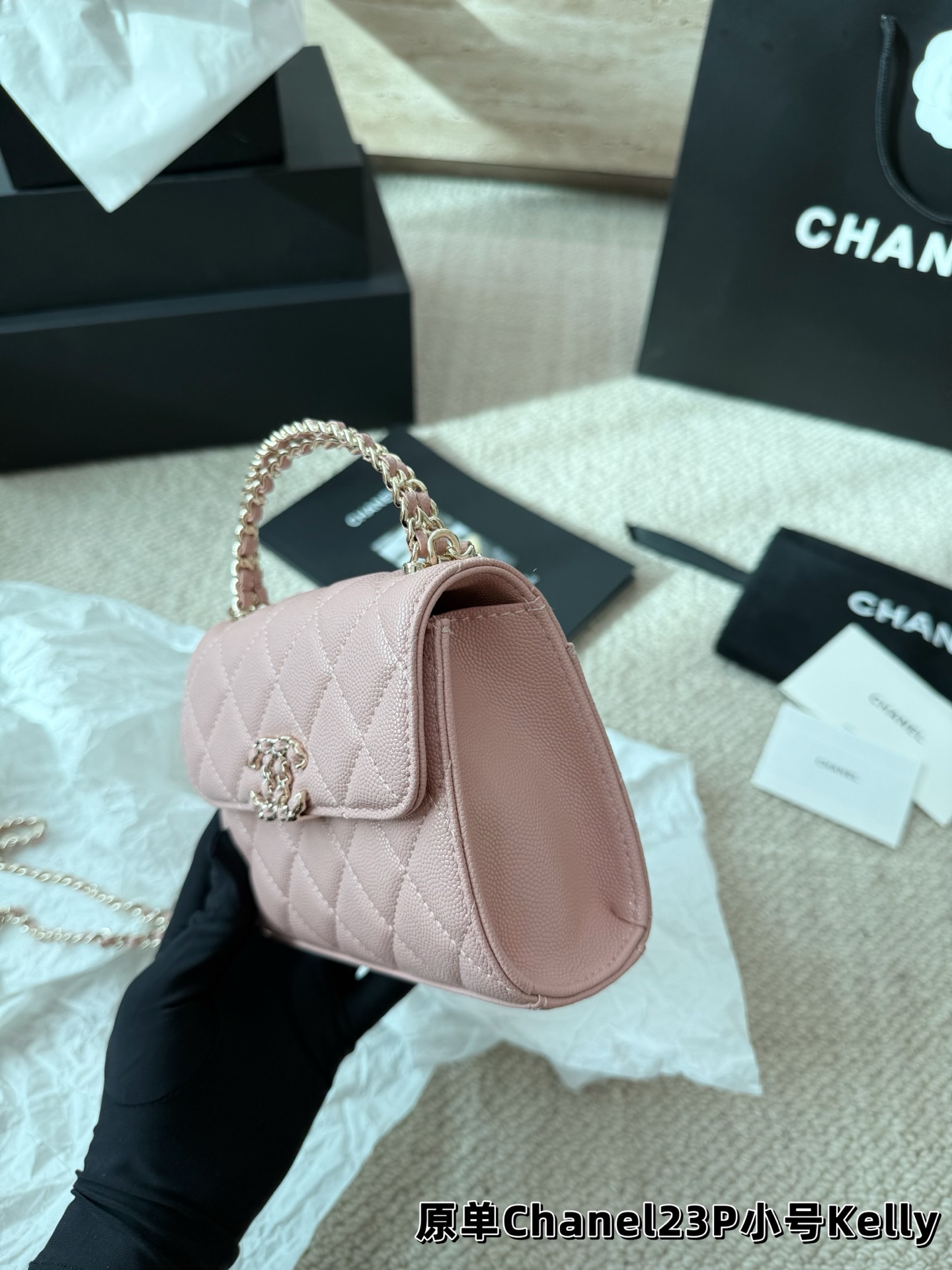 P155 鱼子酱 香奈儿chanel kelly 手柄链条包 手柄精致，皮质是耐用的荔枝牛皮 白色很美很美 黑色很经典很经典 手柄可拎、单肩可背、斜挎可背 礼盒包装🎁 尺寸13.14
