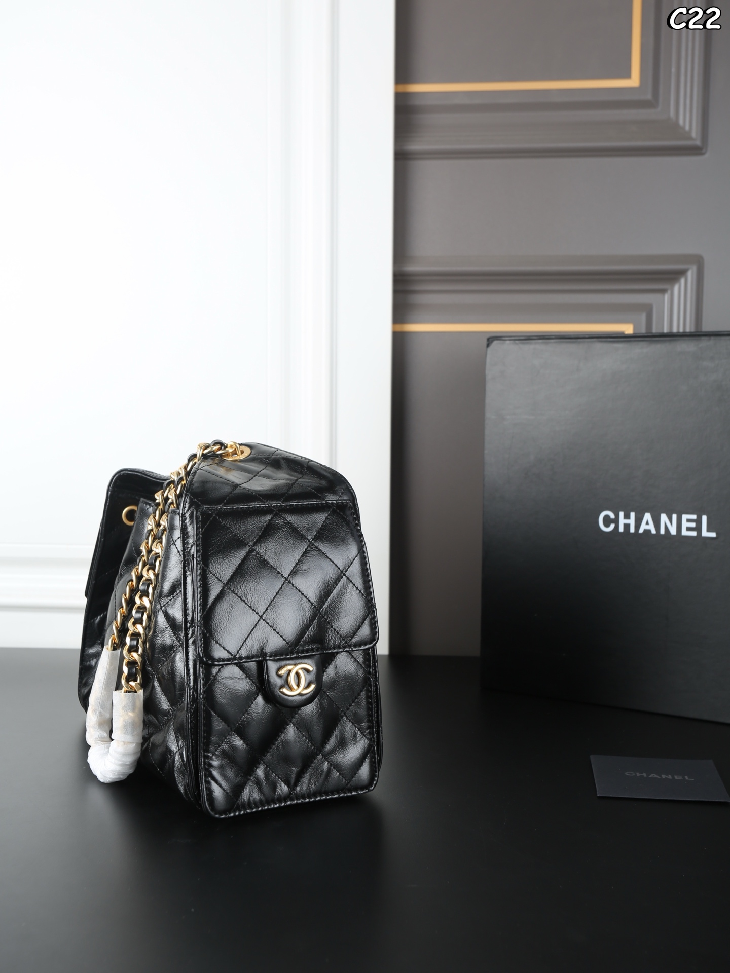 大号P310 折叠盒 小号P280 折叠盒 CHANEL香奈儿 25Bag 25C 油蜡皮 HOBO 抽绳水桶包 链条包腋下包单肩包 慵懒的hobo包型搭配粗金属链条，多口袋设计兼具实用性与装饰性，油蜡小牛皮很酷很美容量又大，25c hobo包却又很轻便，太爱啦[烟花R]看她在阳光底下闪闪发光诶～ 尺寸：30&times;29/26&times;19