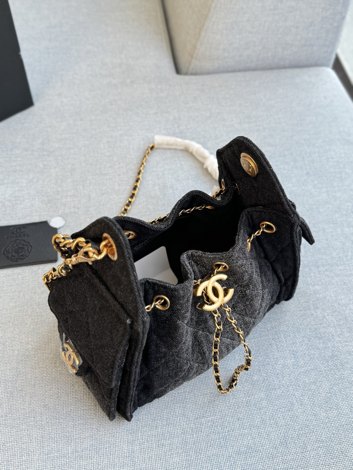 💰215 折叠盒 size：21&times;14 CHANEL香奈儿 25Bag 春夏系列 丹宁牛仔布 Hobo 腋下包链条包单肩包 香奈儿这款牛仔包好好看 一眼爱上 夏日氛围感满满 超好看 甜美夏日感色系25bag 复古又现代~ 属于夏天的颜色~