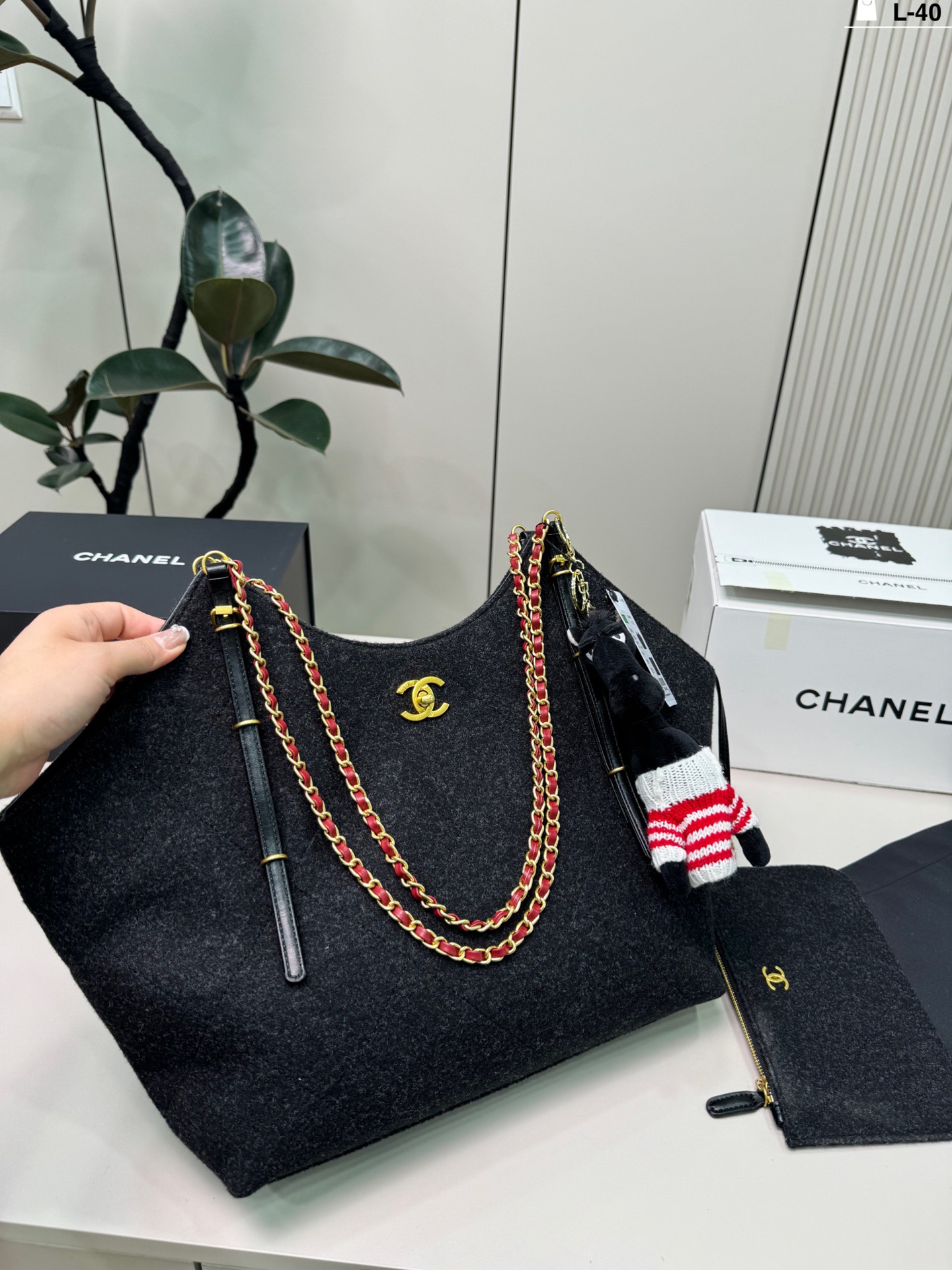 💰p210（配挂件） L-40尺寸32&times;22折叠盒 Chanel 香奈儿 26c毛毡Tote托特包腋下毛呢购物袋 优雅又松弛-，毛毡材质柔软轻盈，日常通勤、休闲出街都超适合！百搭不挑人～26C系列是Vic设计的收官之作，实用又有收藏价值，时髦精必入！