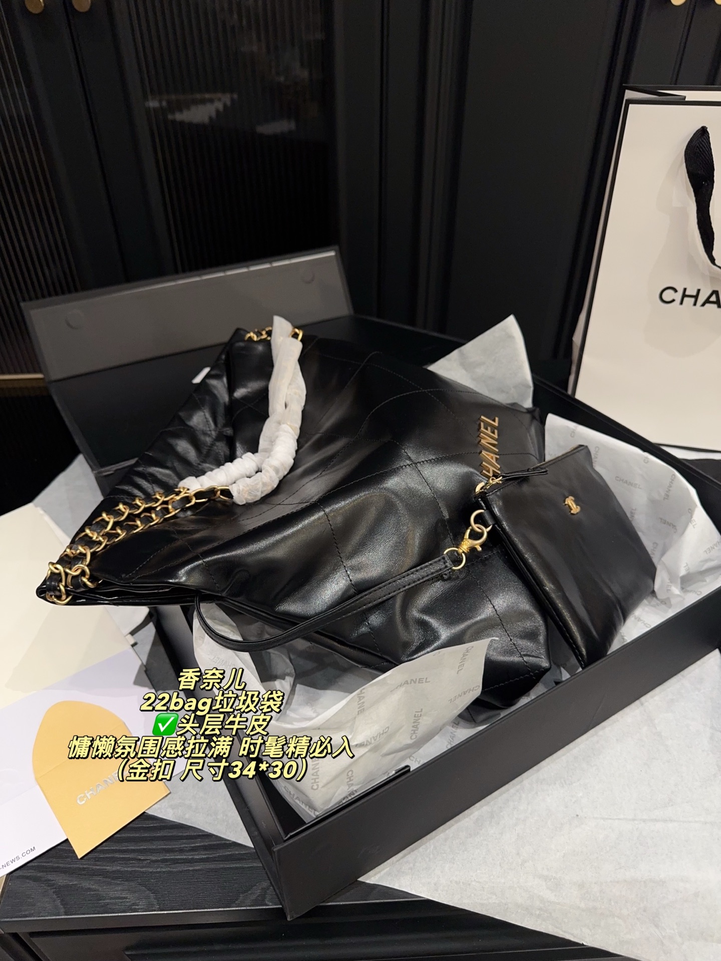✅头层牛皮 P315全套包装⚠️尺寸34*30 香奈儿 CHANEL 22bag垃圾袋 慵懒氛围感拉满设计融合了时尚与现代元素 展现出别样的可爱和时髼啦~只是看着就感受到活力四射啦~金属配皮logo 点缀其中,展现出一种低调而不失华丽的风格大金币的点缀,则洋溢着复古而高贵的氛围女孩子背上它简直超显气质哒