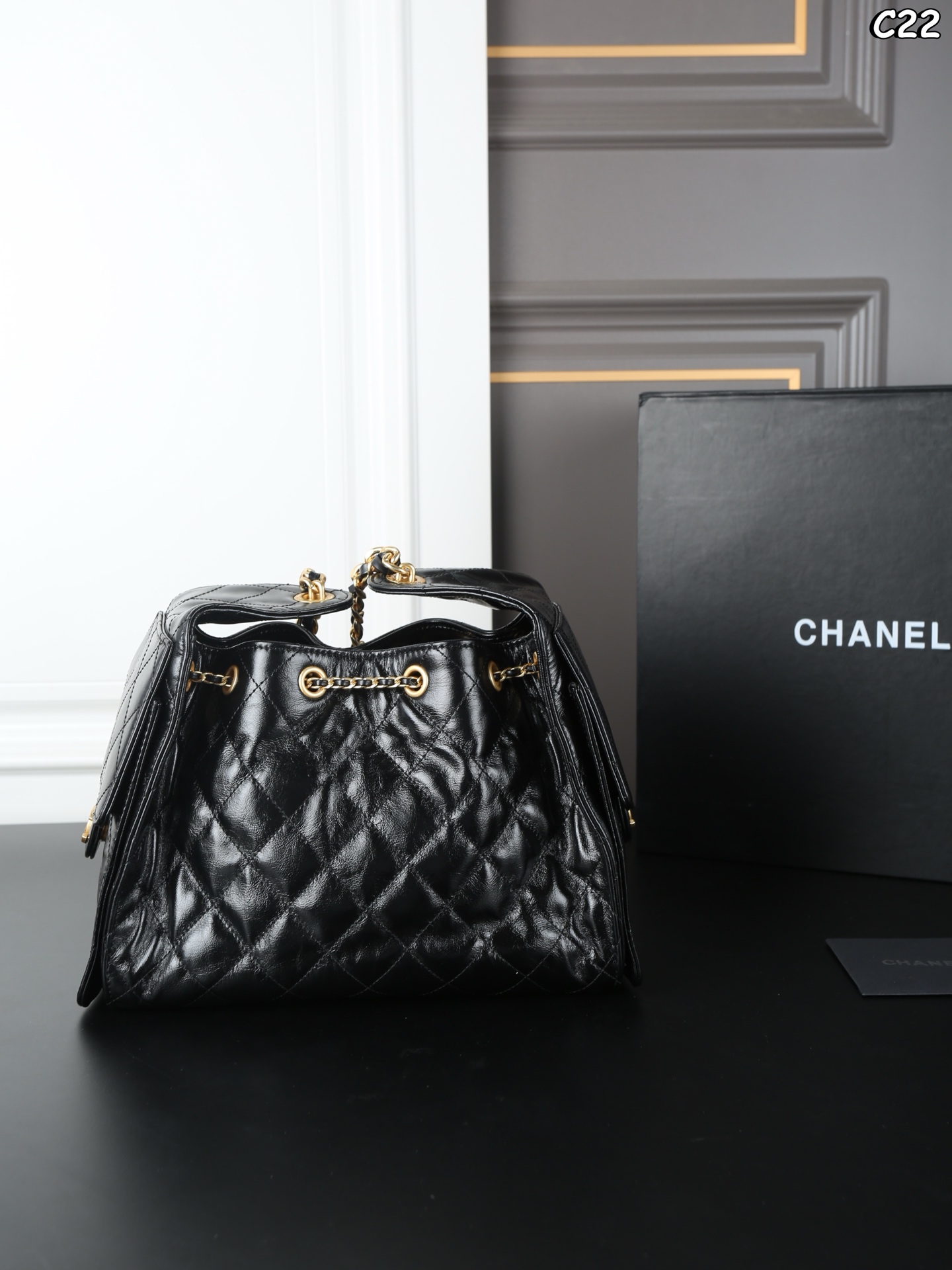 大号P310 折叠盒 小号P280 折叠盒 CHANEL香奈儿 25Bag 25C 油蜡皮 HOBO 抽绳水桶包 链条包腋下包单肩包 慵懒的hobo包型搭配粗金属链条，多口袋设计兼具实用性与装饰性，油蜡小牛皮很酷很美容量又大，25c hobo包却又很轻便，太爱啦[烟花R]看她在阳光底下闪闪发光诶～ 尺寸：30&times;29/26&times;19