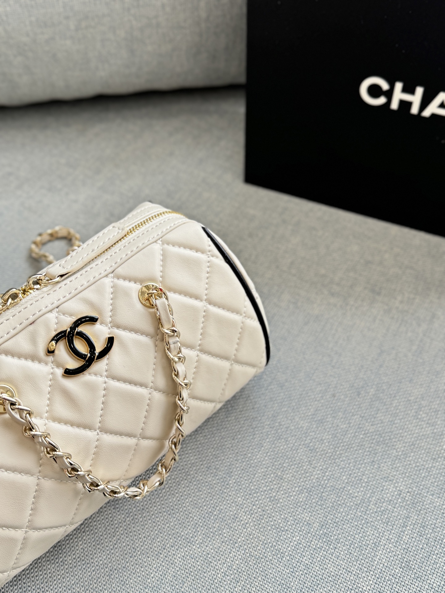 💰180 size：19&times;11 CHANEL香奈儿 25P 撞色 保龄球包 圆筒包 斜挎单肩包 经典黑色白色菱格纹小羊皮，黑色滚边+金色五金，黑白撞色超有辨识度十。小巧圆筒造型,容量刚好，手机、口红都能装下。链条肩带+手柄设计,手提斜挎都很方便，日常出街百搭不出错!