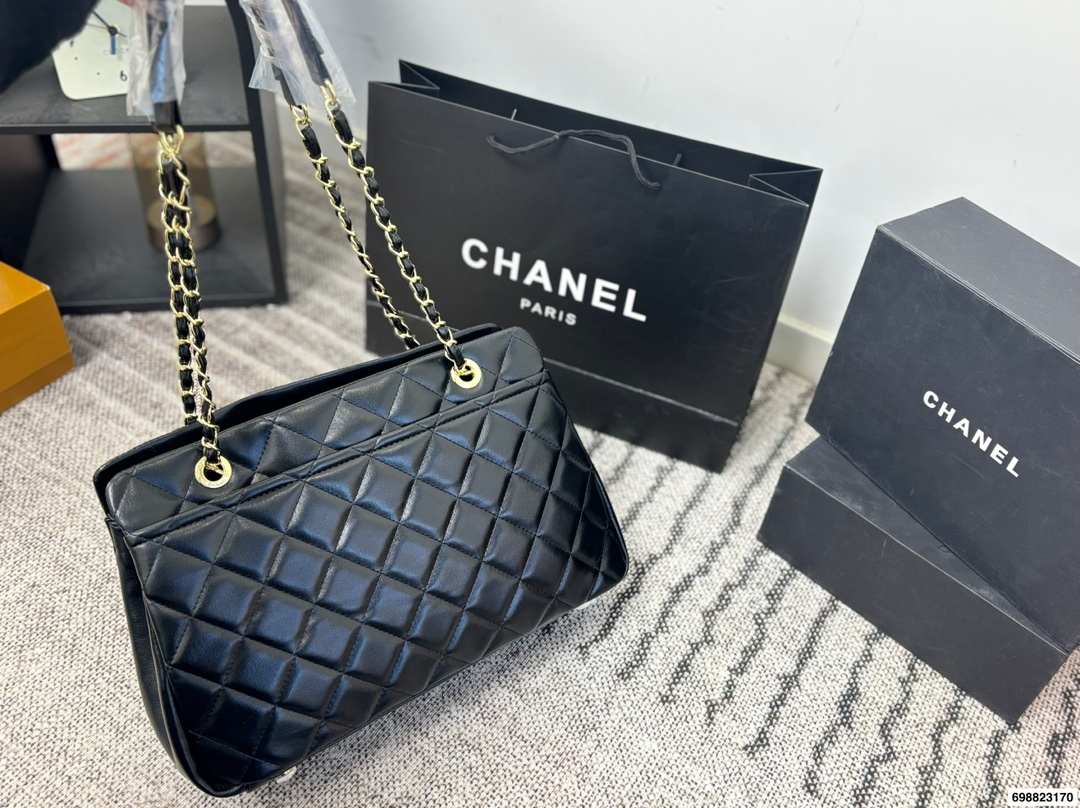 P230⚠️尺寸37*24 香奈儿 Chanel 托特腋下链条⛓️包 经典菱格纹+银色链条,低调又奢华,日常通勤超适合!容量大,内部多隔层,收纳力满分上。链条可调节,单肩or斜挎都OK,实用又时髦,是香奈儿托特包里的热门款!