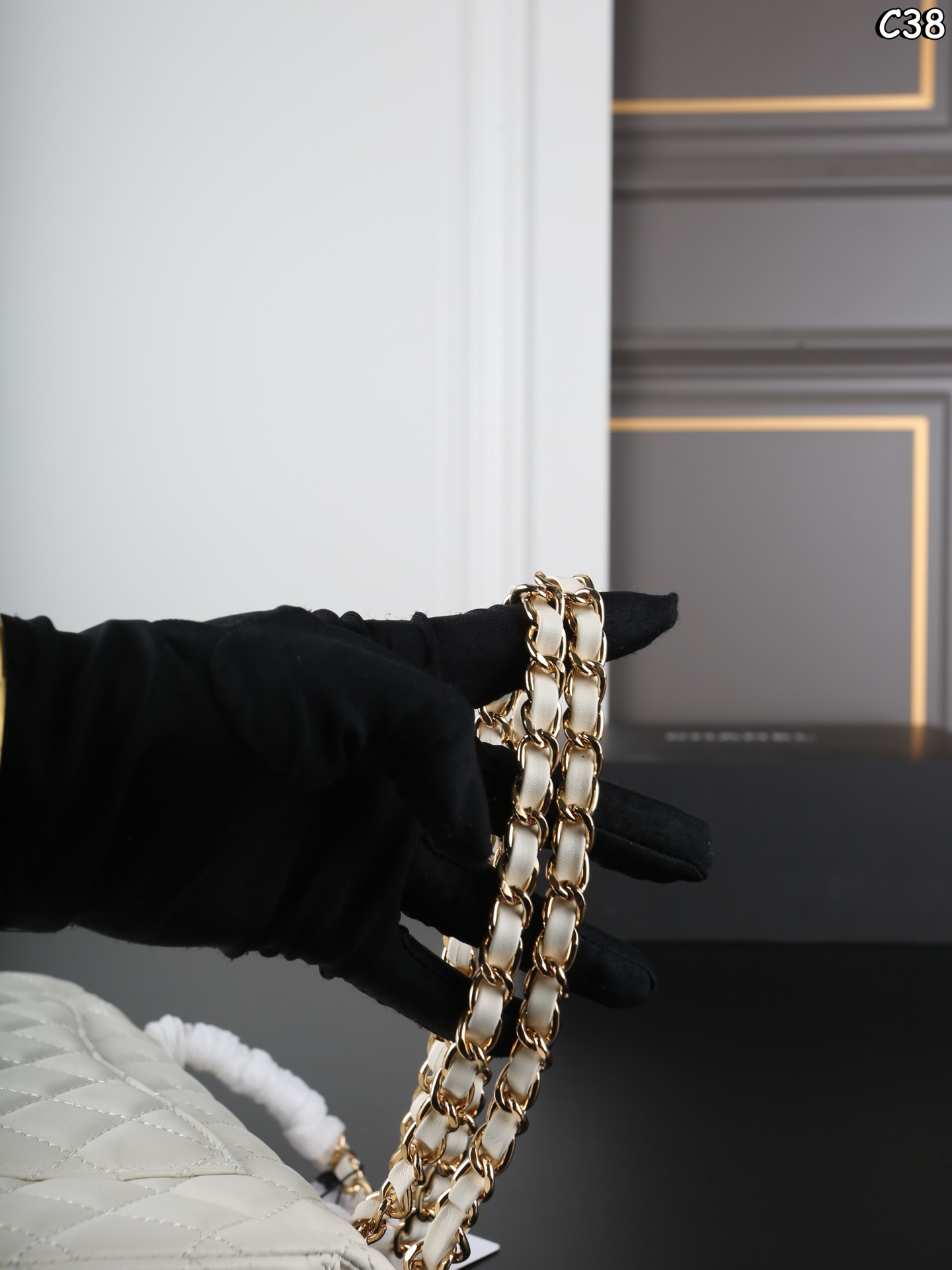 P185 全套礼盒 CHANEL香奈儿 Classic Flap CF 羊皮纹 链条包 口盖包斜挎单肩包 经典永不过时🌟 我真的无法拒绝这款小香[哇R] -黑金羊皮cf中号 经典款就是要配小羊🐑 更能体现出他的优雅 在阳光下光打在包包上真的不要太漂亮 是我心中的白月光了🤍 尺寸：25&times;15