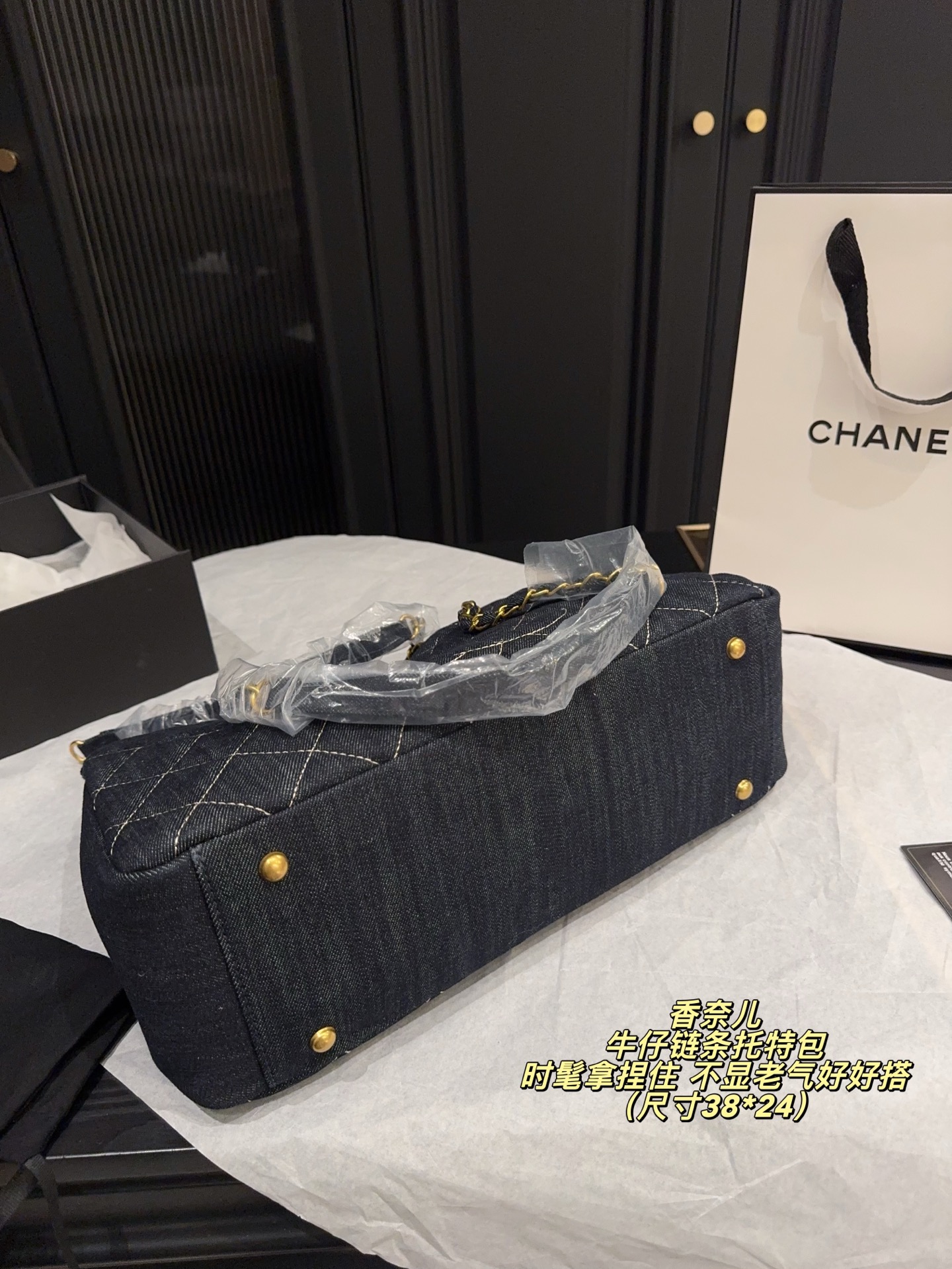 p230无盒⚠️尺寸38*24 香奈儿Chanel牛仔链条托特包 时髦拿捏住啦 不显老气好好搭啊 而且貌美气质加成好高的呀～ 爱死了这份从容优雅