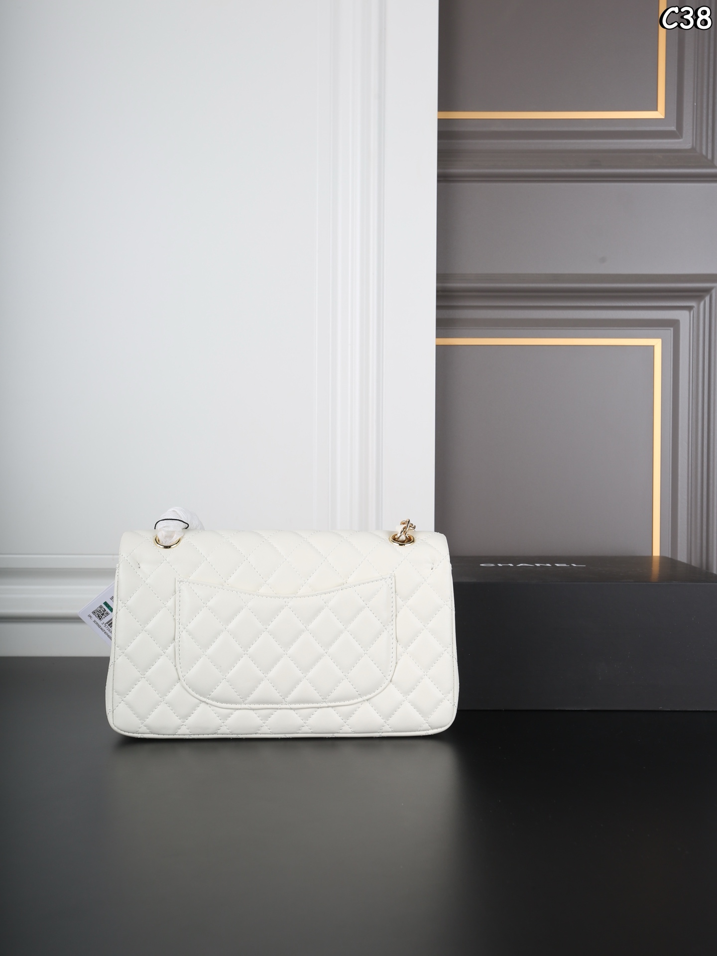 P185 全套礼盒 CHANEL香奈儿 Classic Flap CF 羊皮纹 链条包 口盖包斜挎单肩包 经典永不过时🌟 我真的无法拒绝这款小香[哇R] -黑金羊皮cf中号 经典款就是要配小羊🐑 更能体现出他的优雅 在阳光下光打在包包上真的不要太漂亮 是我心中的白月光了🤍 尺寸：25&times;15