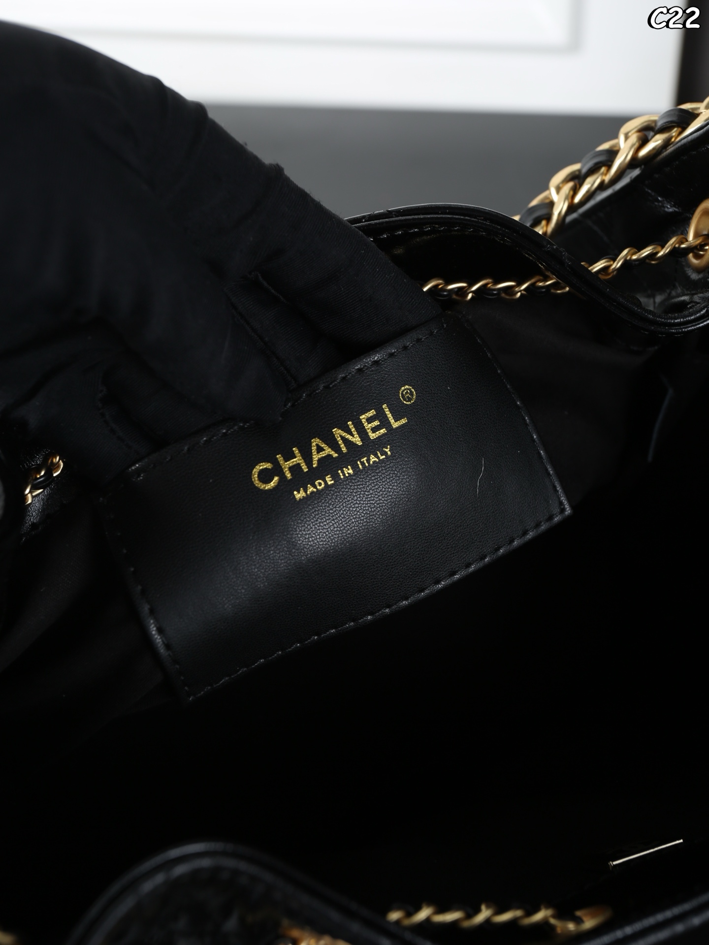 大号P310 折叠盒 小号P280 折叠盒 CHANEL香奈儿 25Bag 25C 油蜡皮 HOBO 抽绳水桶包 链条包腋下包单肩包 慵懒的hobo包型搭配粗金属链条，多口袋设计兼具实用性与装饰性，油蜡小牛皮很酷很美容量又大，25c hobo包却又很轻便，太爱啦[烟花R]看她在阳光底下闪闪发光诶～ 尺寸：30&times;29/26&times;19