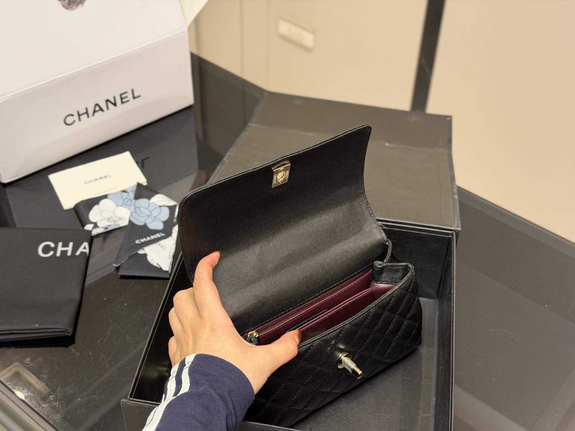 &yen;190 配折叠盒飞机盒 size：23*14cm 香奈儿coco handle 手提包 粒面牛皮材质 原版K金！！