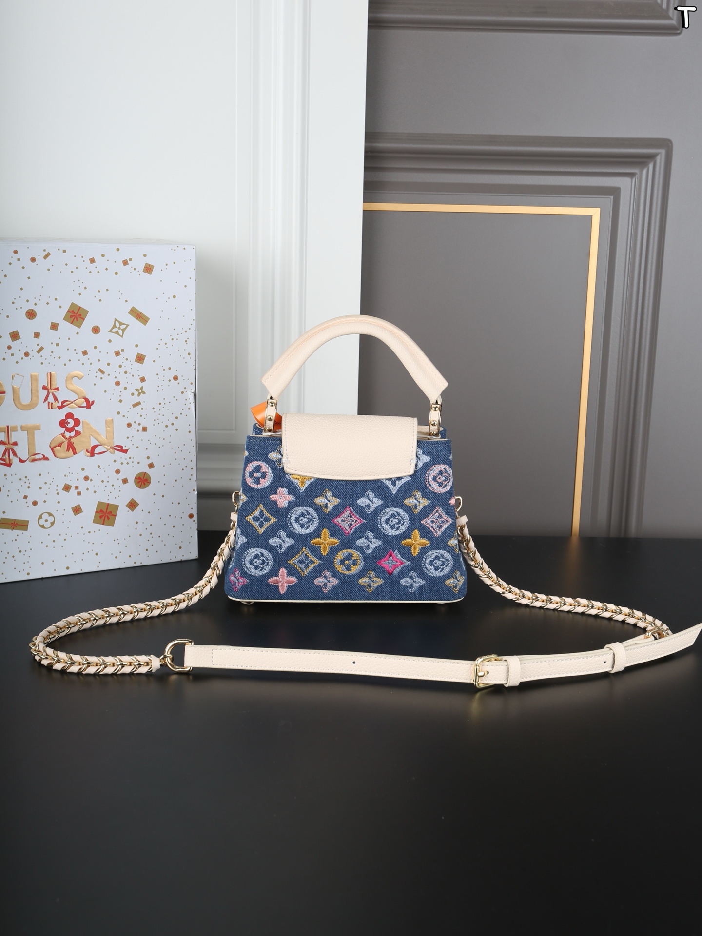 大P220 折叠盒 小P215 折叠盒 LV Capucines 珐琅logo 丹宁牛仔布 卡普辛手提包 单肩斜挎手提包 LV牛仔系列永远都不会出错的好看 太爱这款小牛仔包啦 经典包型别错过～ 白贝母标高级感满满 尺寸：27&times;18/20&times;13.5