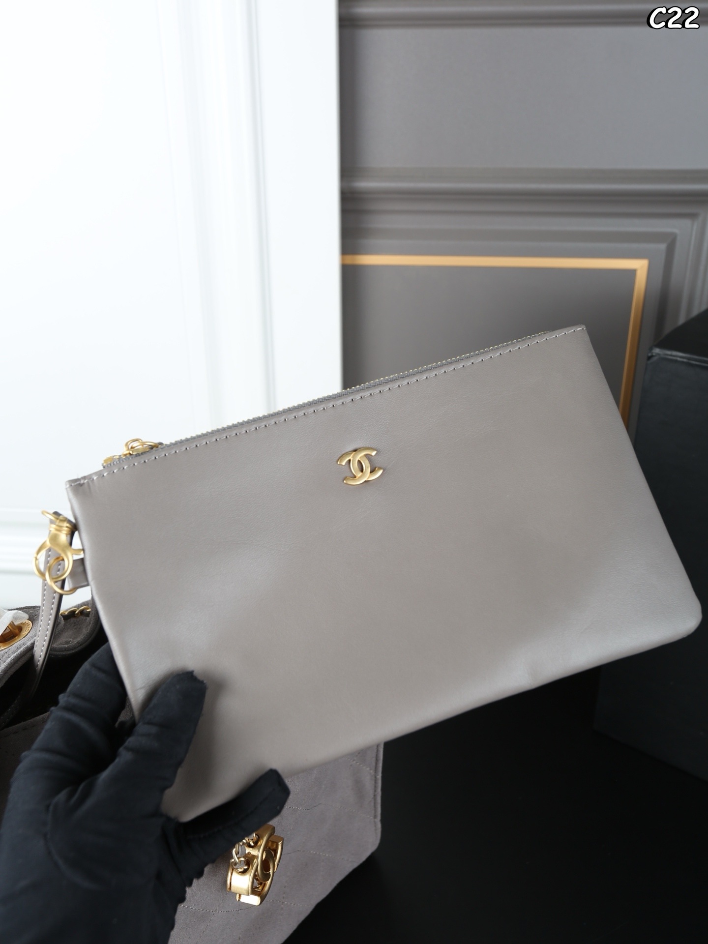 大号P310 折叠盒 小号P280 折叠盒 CHANEL香奈儿 25Bag 25C 麂皮 HOBO 抽绳水桶包 链条包 腋下包 手提单肩包 新款水桶包~大HOBO🎉每一只都超好看！ 金色的链条和logo又增添了一丝奢华感 25时尚圈的&ldquo;新宠&rdquo;，引领潮流新风尚 侧面的口袋装饰很有都市感工装风 给整体增加了不少时尚因素 尺寸：30&times;29/26&times;19