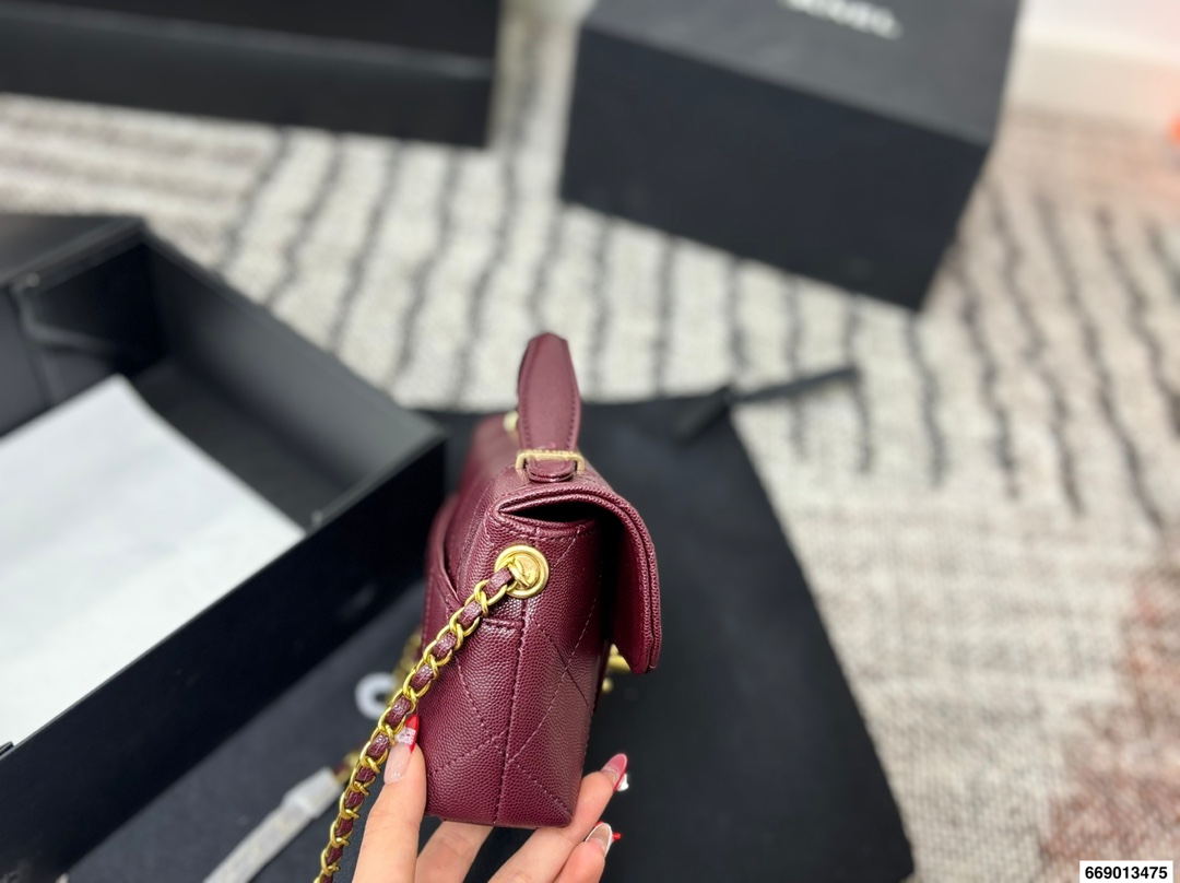 P165配飞机盒折叠盒 香奈儿Chanel 25K｜怎么能抵挡住香奈美的魅力 白色这叫一个经典 复古优雅 满满的高级感 大小适中 容量感人 休闲正装皆可轻松驾驭 尺寸19 13 货号5776