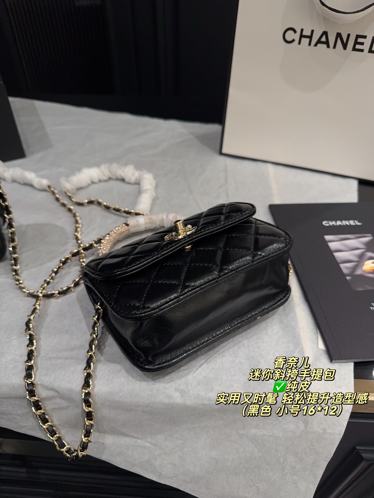 ✅纯皮大号P225配折叠盒⚠️尺寸18*14 小号P220配折叠盒⚠️尺寸16*12 Chanel 香奈儿26早春系列迷你斜挎手提包手感柔软有质感，搭配经典金属双C标志，品牌辨识度超高。手柄点缀珍珠和金属，细节精致，链条肩带可手提或斜挎，灵活百搭。尺寸小巧，日常出行或聚会都很适合，实用又时髦，轻松提升造型感。