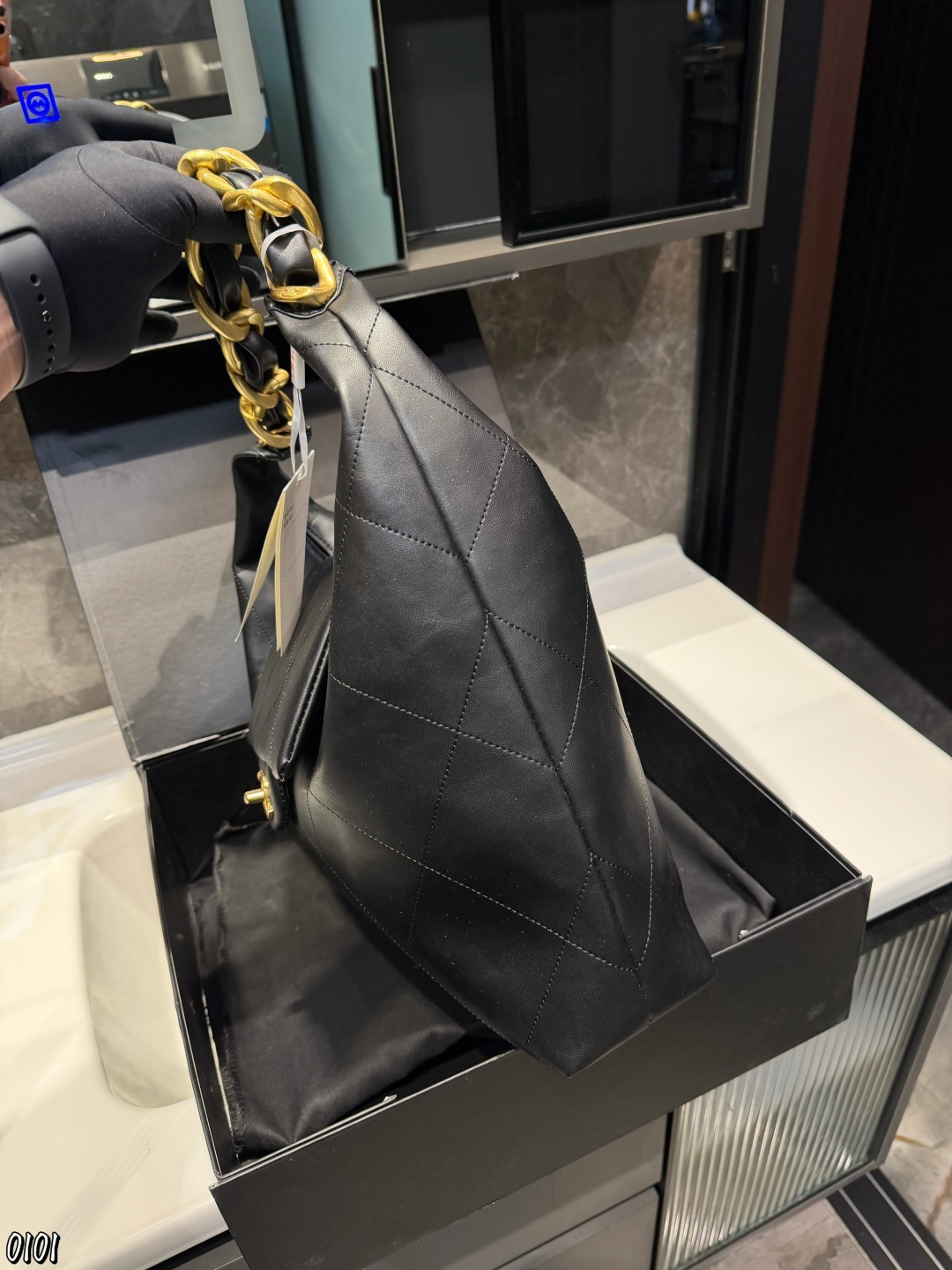 ❤️p165❤️ Chanel 25K Hobo手袋 Chanel 25K Hobo手袋是香奈儿2025秋冬系列新品，亮面小牛皮＋经典菱格纹，质感柔软又高级十。粗链条肩带+双C金属扣，细节精致，容量超大，A4纸都能装下，通勤约会都很适合！黑色百搭，秋冬大衣、成熟套装都能轻松驾驭，情懒随性又实用，是本季热门单品之一尺寸35 28cm