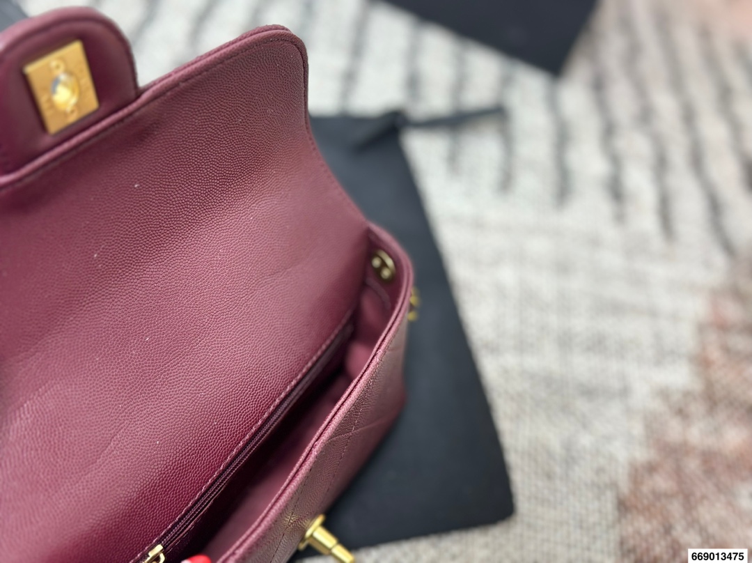 P165配飞机盒折叠盒 香奈儿Chanel 25K｜怎么能抵挡住香奈美的魅力 白色这叫一个经典 复古优雅 满满的高级感 大小适中 容量感人 休闲正装皆可轻松驾驭 尺寸19 13 货号5776