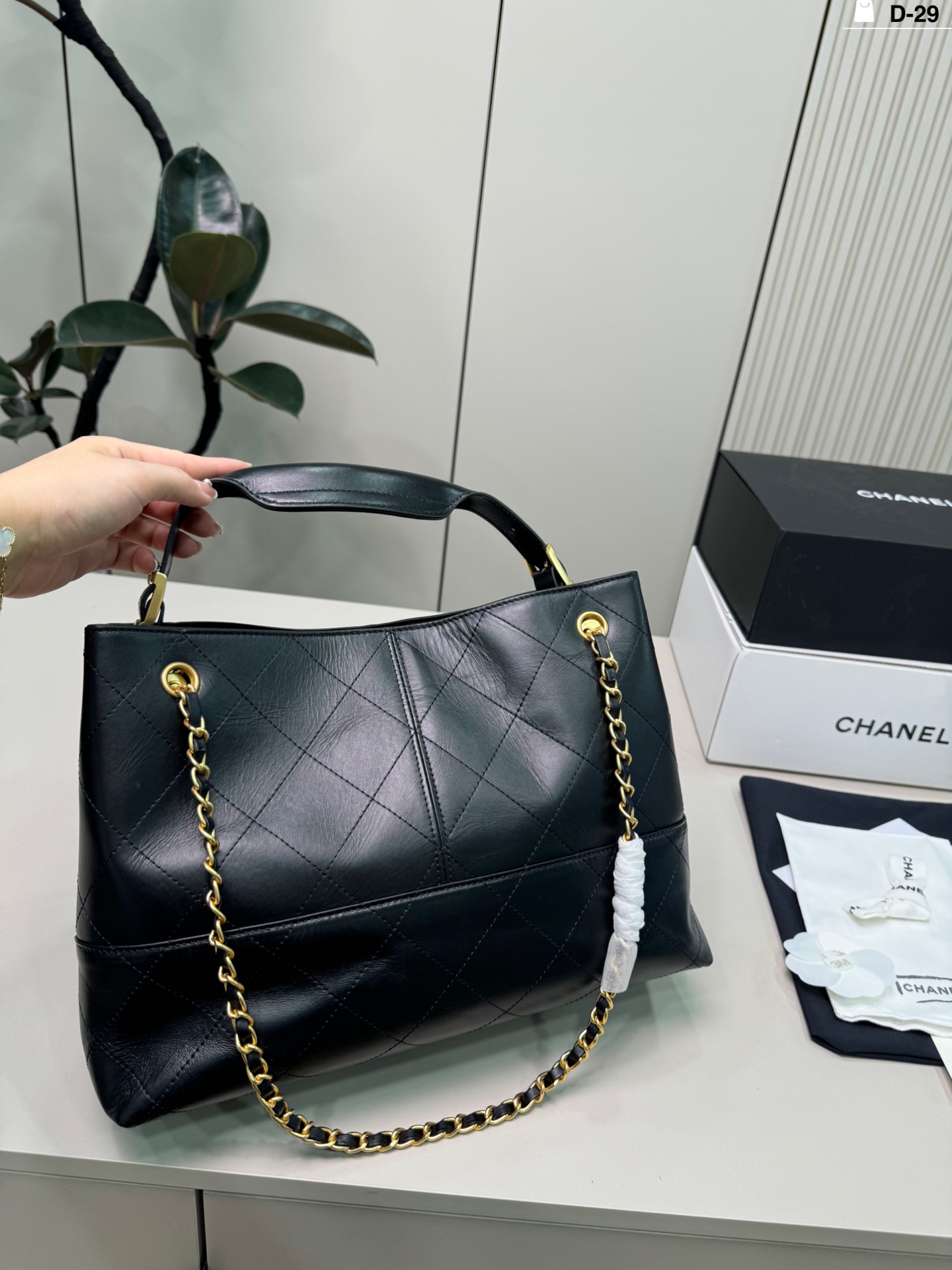 💰p270（羊皮） D-29尺寸34&times;25折叠盒 CHANEL香奈儿25A黑金全皮Hobo包 容量超大，通勤日常都能装下文件，电脑等物品。 实用又时髦，是香奈儿热门款，专柜常断货