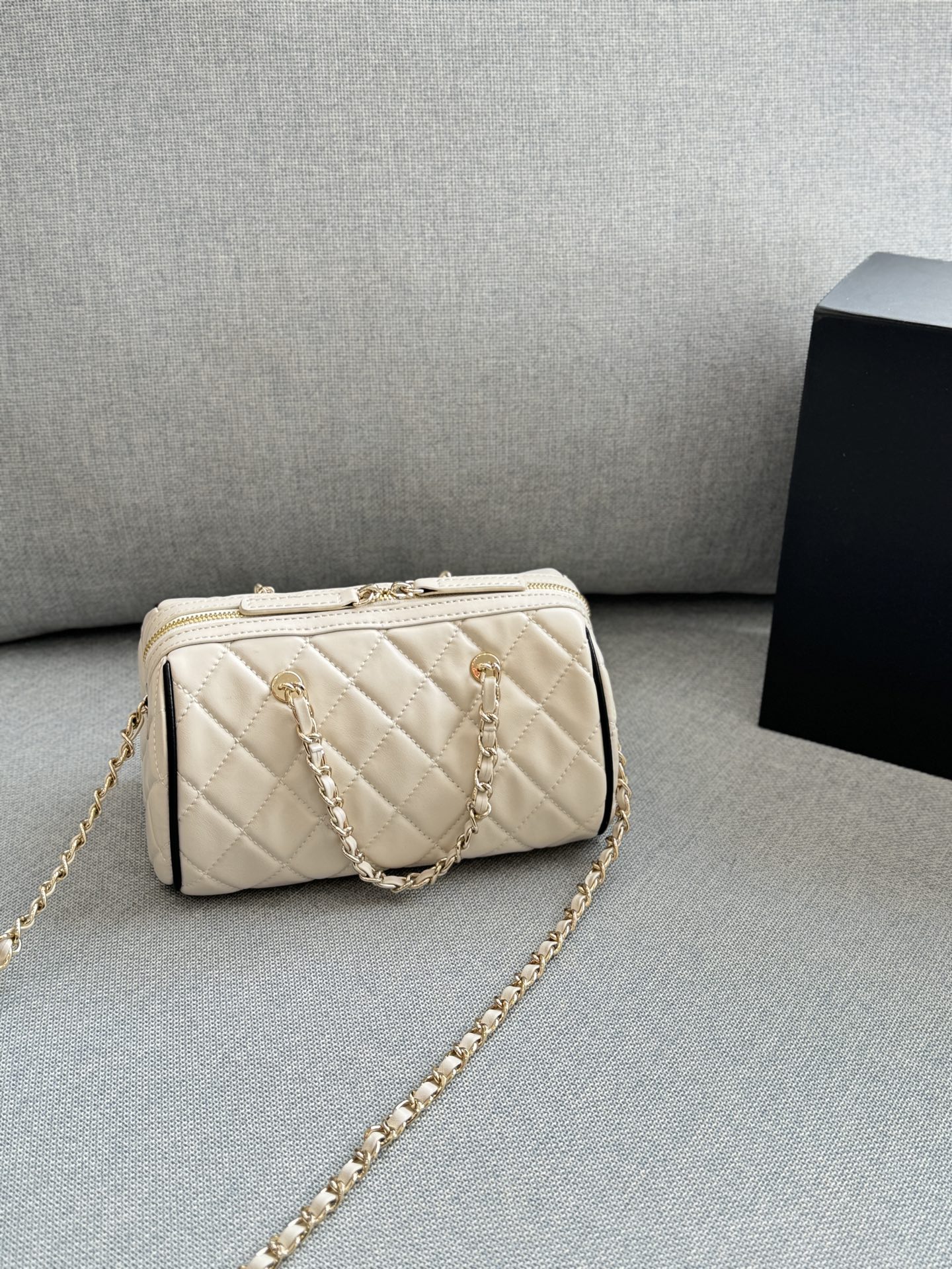 💰180 size：19&times;11 CHANEL香奈儿 25P 撞色 保龄球包 圆筒包 斜挎单肩包 经典黑色白色菱格纹小羊皮，黑色滚边+金色五金，黑白撞色超有辨识度十。小巧圆筒造型,容量刚好，手机、口红都能装下。链条肩带+手柄设计,手提斜挎都很方便，日常出街百搭不出错!