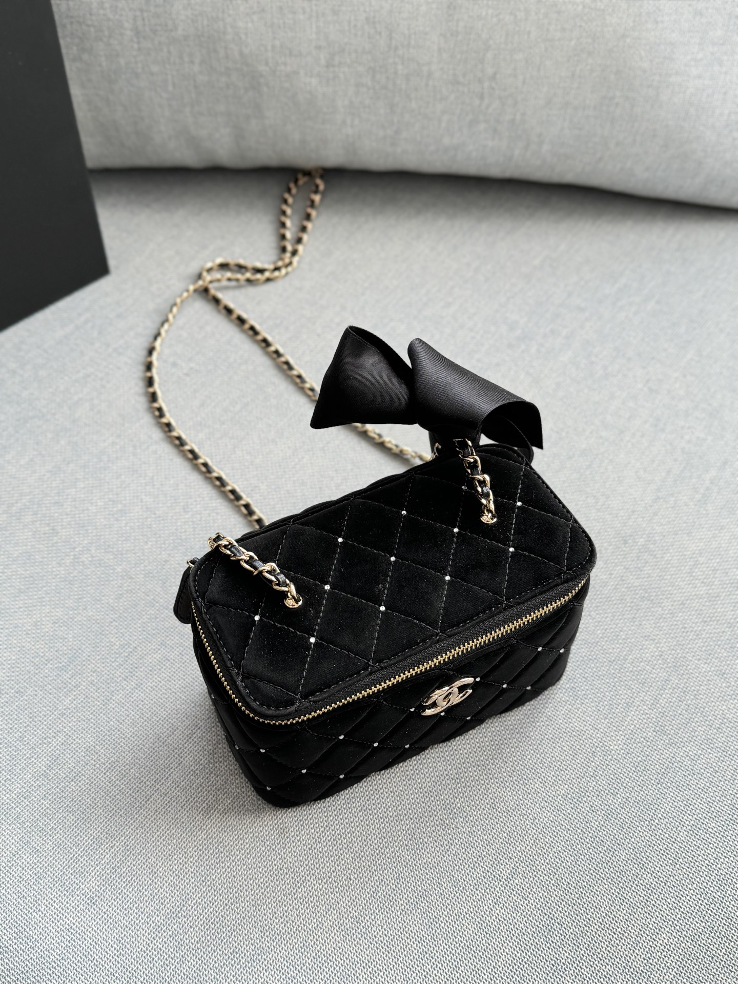 大💰180 小💰160 size：16&times;10/10&times;9 CHANEL香奈儿 25K 天鹅绒 蝴蝶结 钻球 盒子包 链条包 化妆包手提包 兼具时髦和实用性👀 手拎斜挎都🆗容量大又有设计感 这只新款是丝绒材质🦢手感很舒服 配上钉珠在阳光下真的是很闪✨ 上身很有富家千金感 可可爱爱~太讨喜啦