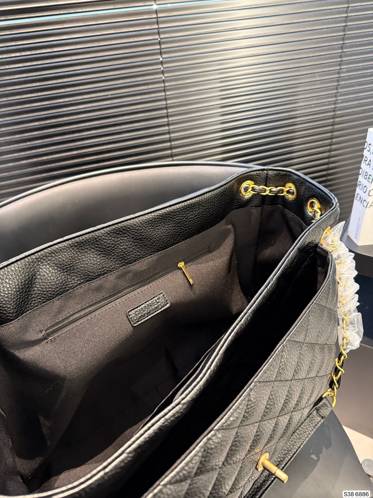 P240牛皮香奈儿要帅起来 一只Chanel就够了！ 🖤Chanel黑银 口袋大tote 很特别的款～ 可以单肩/斜挎/流浪 容量很大 牛皮很耐造 尺寸42 31 货号6886