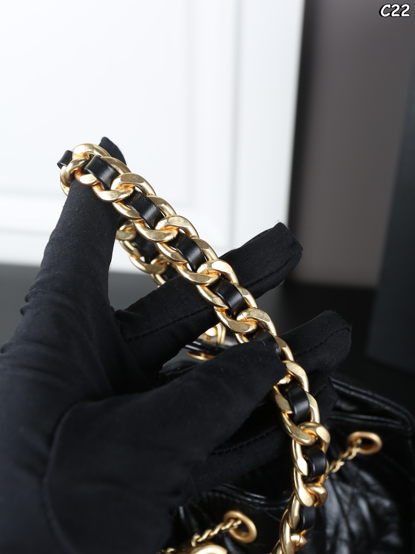 大号P310 折叠盒 小号P280 折叠盒 CHANEL香奈儿 25Bag 25C 油蜡皮 HOBO 抽绳水桶包 链条包腋下包单肩包 慵懒的hobo包型搭配粗金属链条，多口袋设计兼具实用性与装饰性，油蜡小牛皮很酷很美容量又大，25c hobo包却又很轻便，太爱啦[烟花R]看她在阳光底下闪闪发光诶～ 尺寸：30&times;29/26&times;19