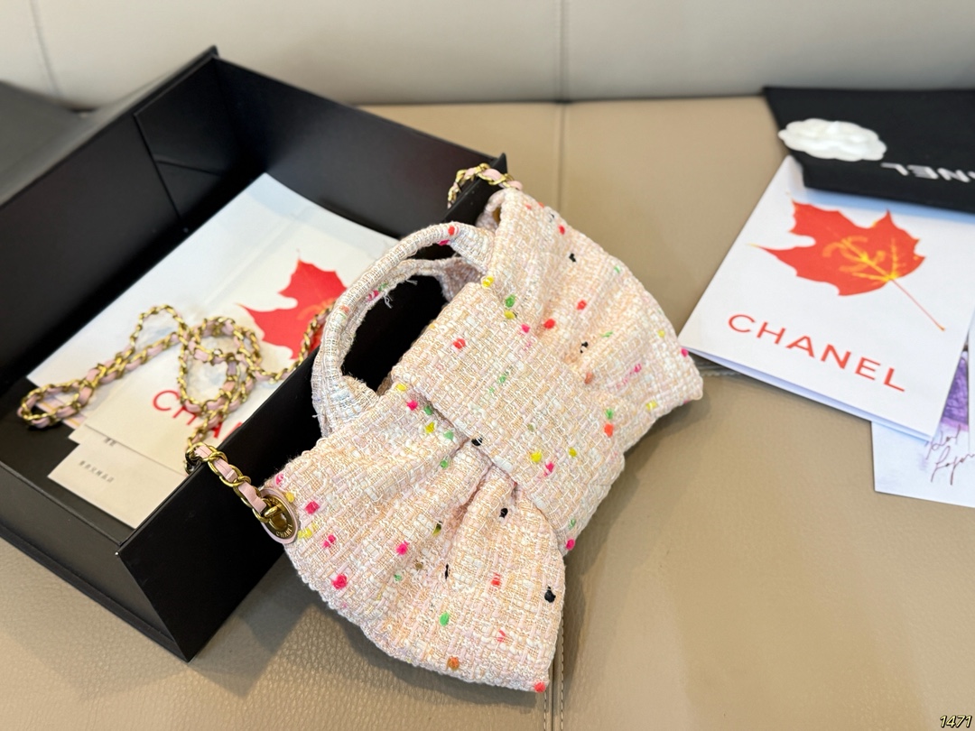 大号&yen;190折叠盒 小号&yen;170双盒 Chanel 香奈儿25K蝴蝶结包 香奈儿2025秋冬系列新品，搭配金色双C Logo，优雅又高级。包型灵感来自蝴蝶结，立体造型超有辨识度，容量适中，通勤或出行都很OK！链条肩带可手提/肩背，实用又时髦。尺寸32 27/21 16