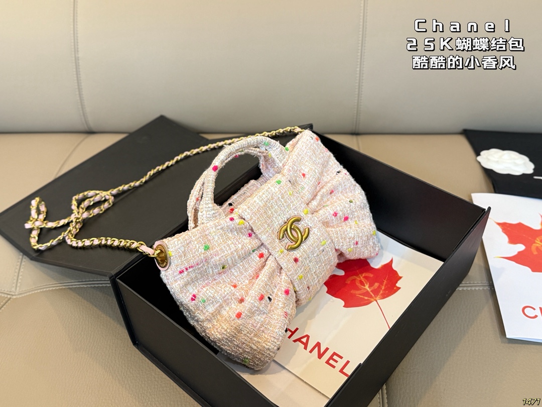 大号&yen;190折叠盒 小号&yen;170双盒 Chanel 香奈儿25K蝴蝶结包 香奈儿2025秋冬系列新品，搭配金色双C Logo，优雅又高级。包型灵感来自蝴蝶结，立体造型超有辨识度，容量适中，通勤或出行都很OK！链条肩带可手提/肩背，实用又时髦。尺寸32 27/21 16