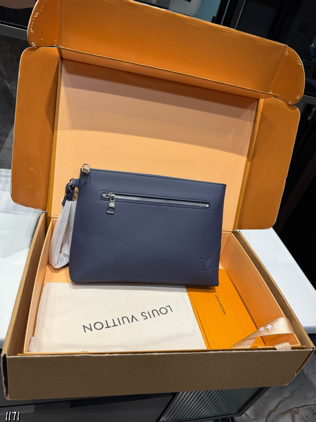 ❤️p110❤️ lv 本款 Takeoff 手拿包为蜡面牛皮革搭配深邃金属件和织物内衬,再令 LV 字母压纹栖身正面一隅,成就商务与休闲场合的精巧之选。充裕空间方便收纳平板电脑,可拆卸腕带实现灵活背携。 22 x 5x30cm