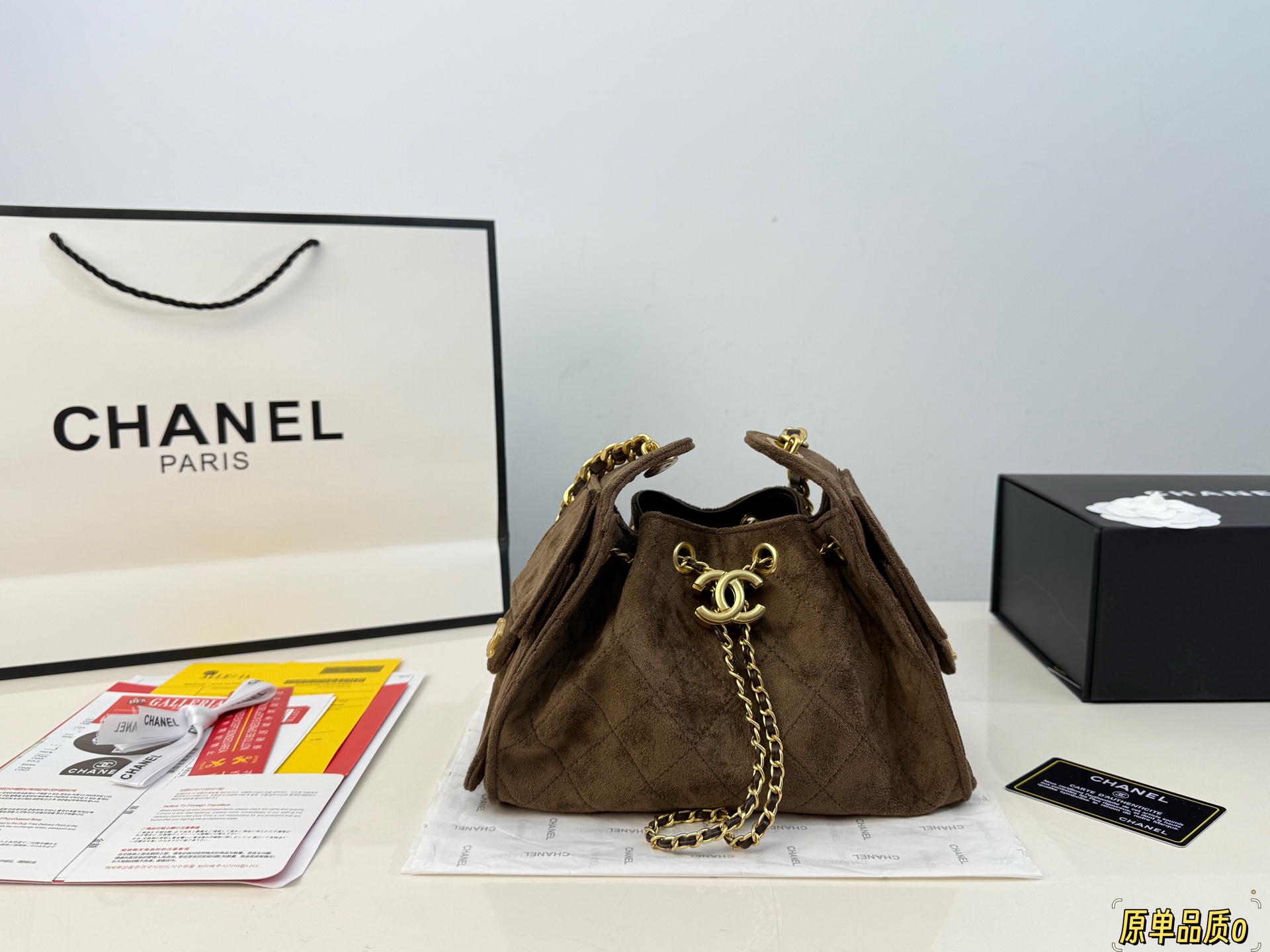 （全套包装⚠️）大小号同价p230 Chanel 25bag 小号真绝绝子! 今年香奈儿25s系列简直美爆... 这只hobo是个小号尺寸个人觉得比较日常 鹿皮绒的质感颗粒没这么重反而很细腻 也比较耐磨~时髦精必备单品! 日常出门完全够了 size：26*21cm size：23*15cm