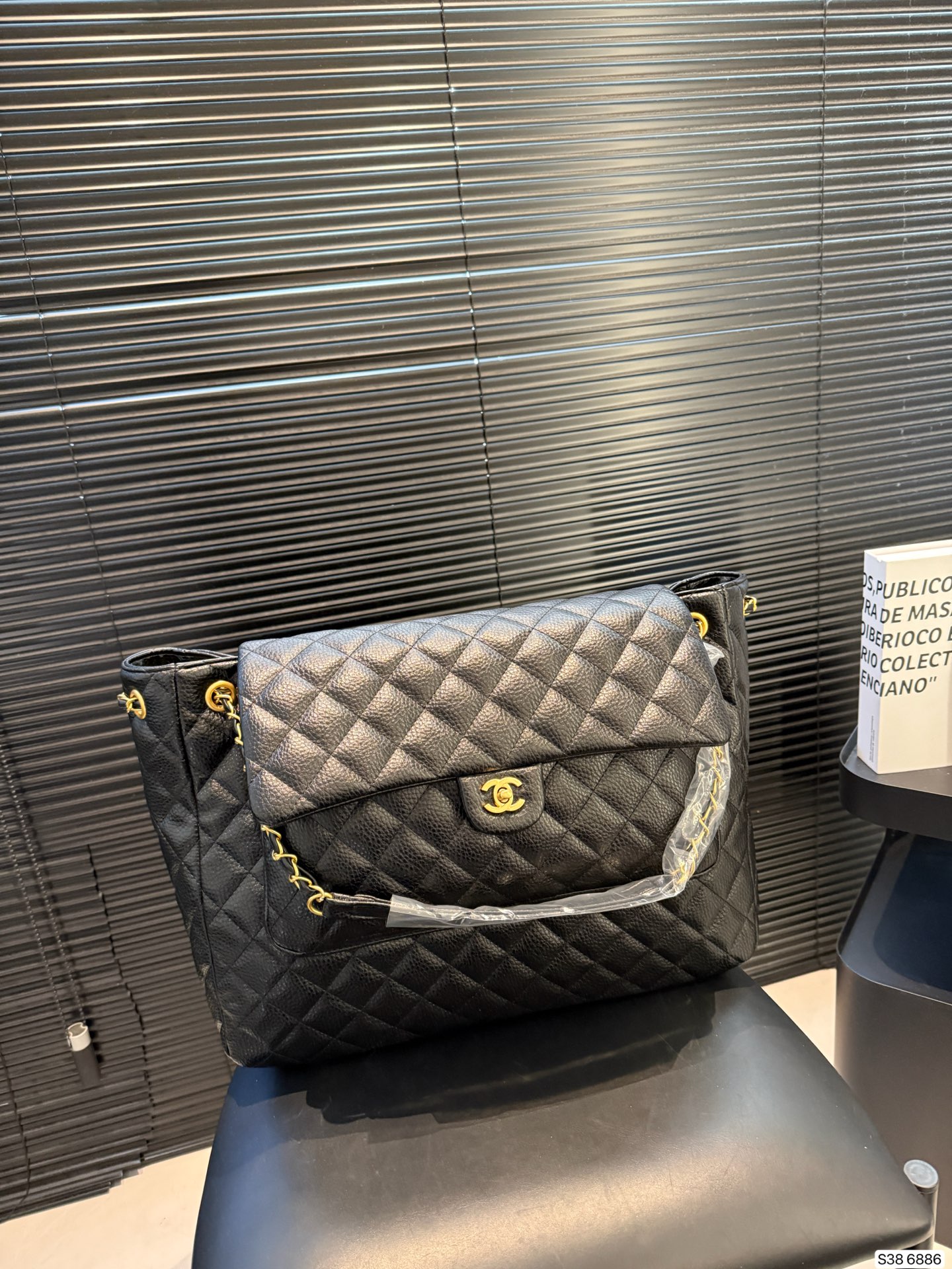 P240牛皮香奈儿要帅起来 一只Chanel就够了！ 🖤Chanel黑银 口袋大tote 很特别的款～ 可以单肩/斜挎/流浪 容量很大 牛皮很耐造 尺寸42 31 货号6886