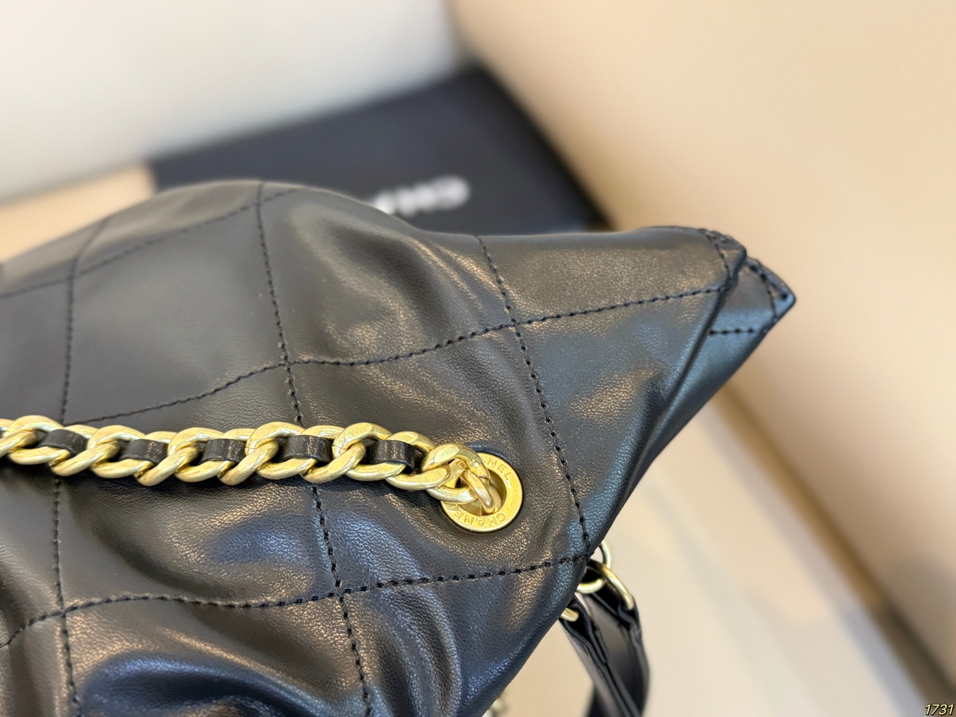 &yen;205折叠盒 香奈儿Chanel秋冬大包来啦 菱格纹加黑金配色 又飒又高级 抽绳福袋设计可灵活调整扩展空间 很休闲 可以当妈咪包 也可作为搭配 配有皮质宽肩带和手提皮穿链 多种背法不在话下 尺寸32 40