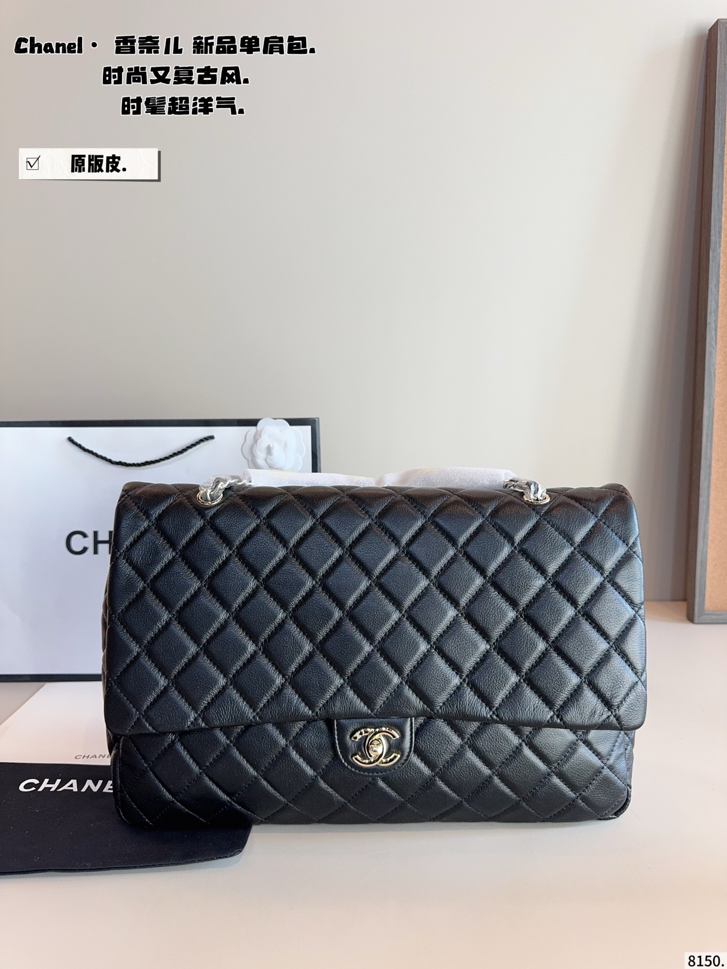 p310 香奈儿外缝线 机场包.好喜欢这种手工缝制感 菱格交错的缝线， 织于柔软的CF表面， 手工痕迹更凸显， 也保留了香奈儿标志元素， 越用越有味道，越旧越有味道尺寸/39*11*27cm