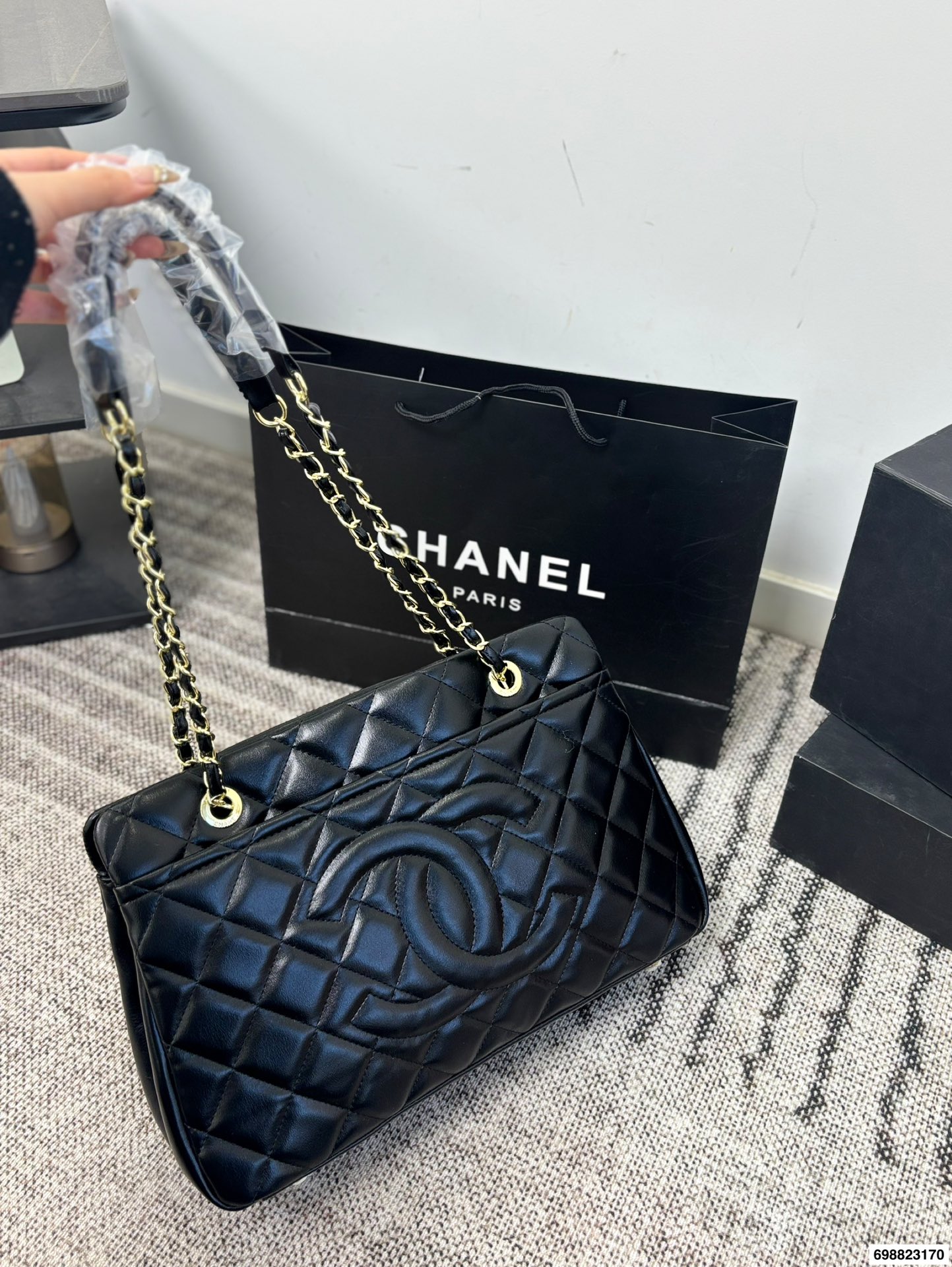 P230⚠️尺寸37*24 香奈儿 Chanel 托特腋下链条⛓️包 经典菱格纹+银色链条,低调又奢华,日常通勤超适合!容量大,内部多隔层,收纳力满分上。链条可调节,单肩or斜挎都OK,实用又时髦,是香奈儿托特包里的热门款!