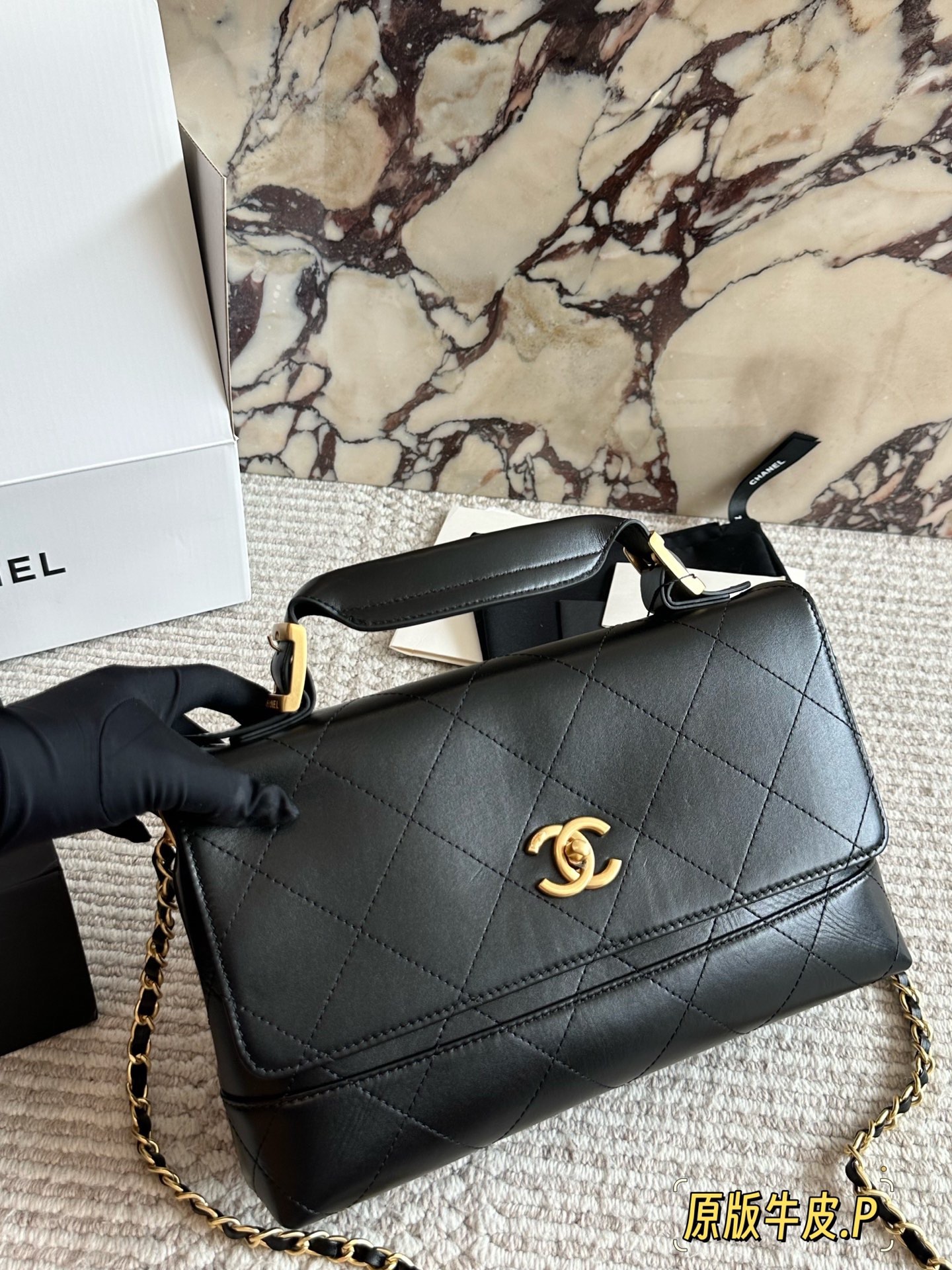 p265 原版皮 今期Chanel終於出爆款了... 剛」上新的CHANEL手工房系列中最熱度最高的應是包包了;特別是掠皮小牛皮的大包包了! 說真的今期的包包款是特別多,拼皮的話灰色是特別吸晴,CHANEL很少推出這種款色,如果是對掠皮很有興趣的小紅薯,是可以沖的!但我是長期使用主義者,這只不是我杯茶! 另外,今年推出了這個CF MINI小掛包(是屬於小皮具);埏 有趣的,手工亦很精美,有DOUBLE FLAP, HAHA;28*17