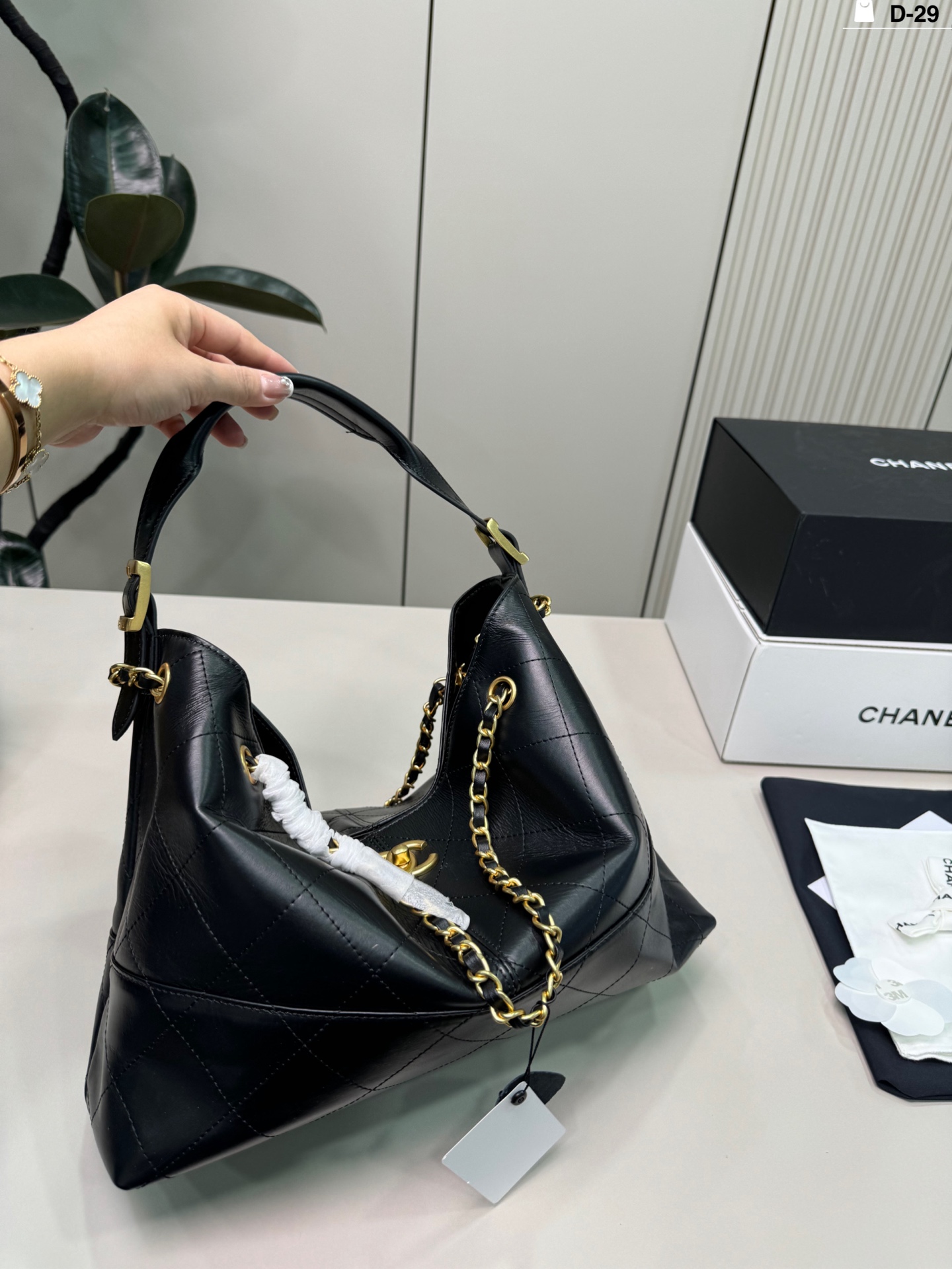 💰p270（羊皮） D-29尺寸34&times;25折叠盒 CHANEL香奈儿25A黑金全皮Hobo包 容量超大，通勤日常都能装下文件，电脑等物品。 实用又时髦，是香奈儿热门款，专柜常断货