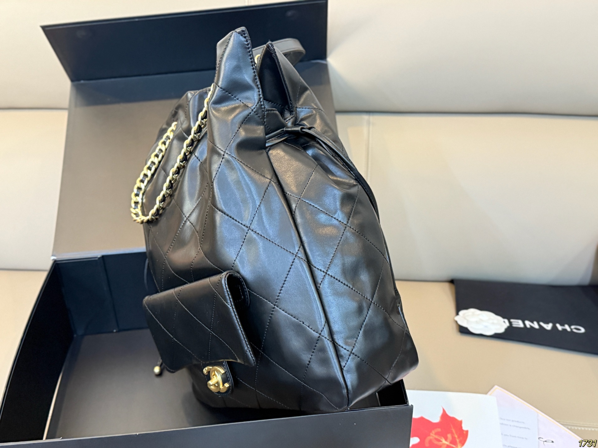 &yen;205折叠盒 香奈儿Chanel秋冬大包来啦 菱格纹加黑金配色 又飒又高级 抽绳福袋设计可灵活调整扩展空间 很休闲 可以当妈咪包 也可作为搭配 配有皮质宽肩带和手提皮穿链 多种背法不在话下 尺寸32 40