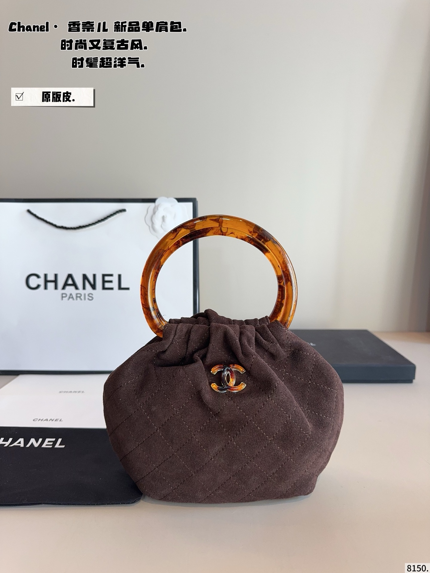 p220.纯皮. chanel香奈儿26c 超精彩的萌物🧉 圆圈小包包好可爱👝 复古玳瑁手柄的设计 透着微微光泽 容易也很客观～手机日用品能放下的哦 材质摸起来触感也很好 超级舒服 推出新系列啦~ 完全是拽姐与甜美的全新组合! 快来寻找属于你的小废包 尺寸：14*8^17cm