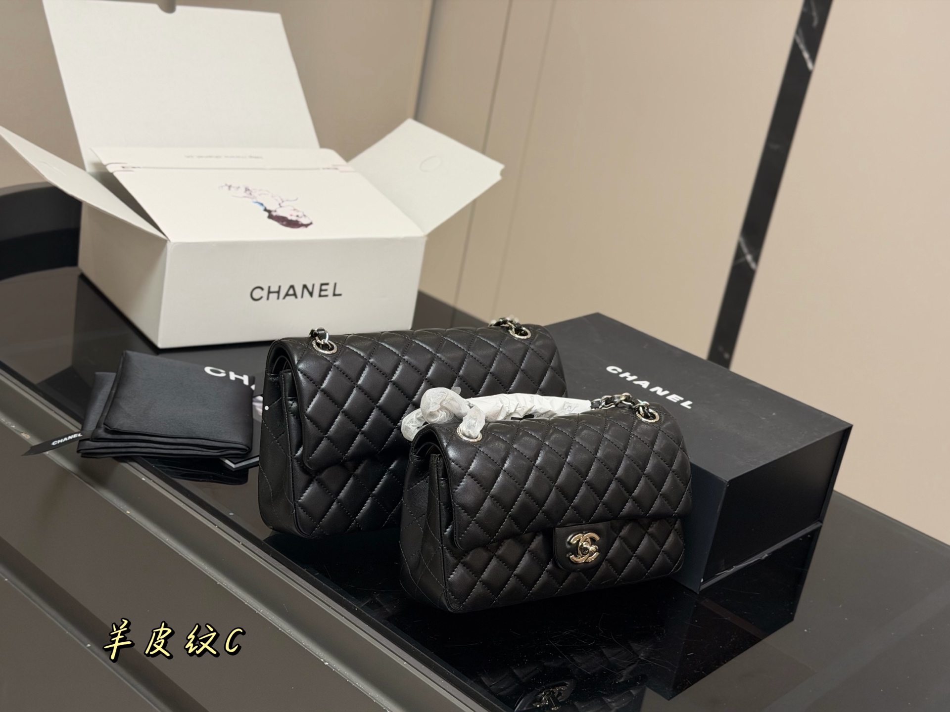 &yen;190 &yen;185 配折叠盒飞机盒 size:25cm 23cm 香奈儿 cf我们一直很用心在做 秒杀其他市面上的货 顶级羊皮纹 很舒服的一种！ 不管您是谁 稳稳hold住哦✔️✔ 四季必备单品！