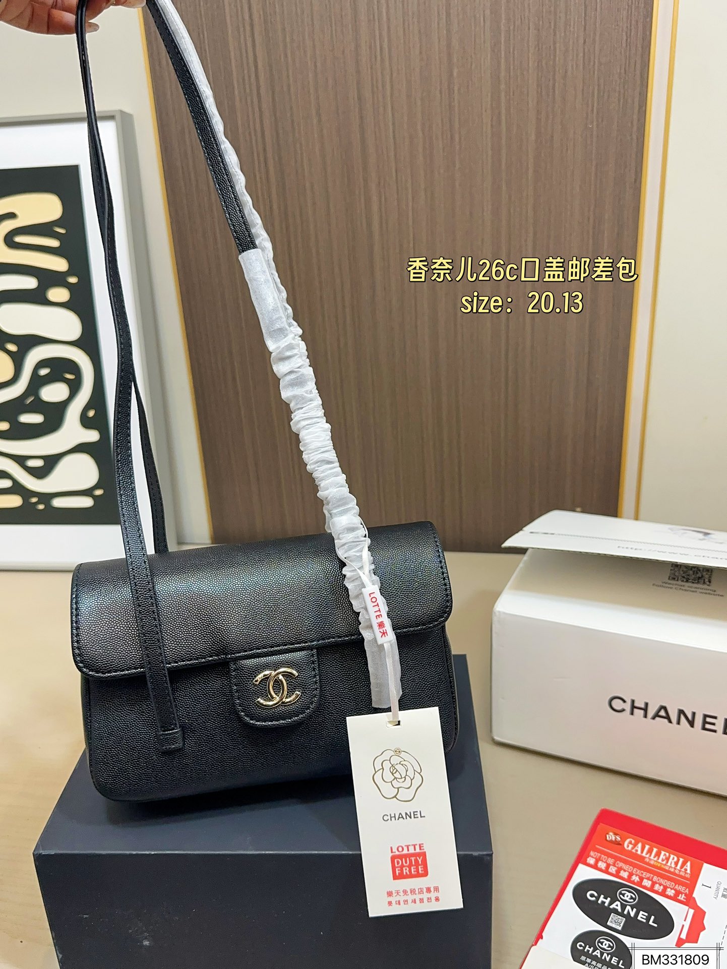 💰125（折叠盒飞机盒） 尺寸20&times;13 Chanel 香奈儿26c口盖邮差包 鱼子酱皮料颗粒感自带高级 比起链条款皮肩带更加舒适 双c logo小号隐藏按扣开合 又酷又时髦，慵懒又随性！