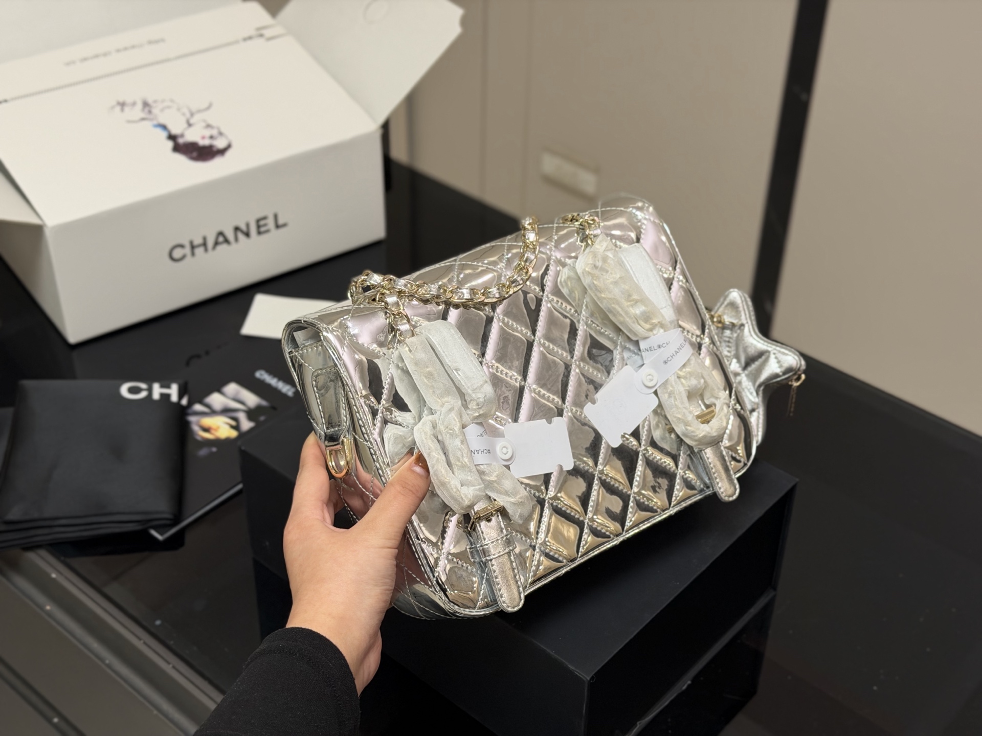 &yen;215 配折叠盒 size：24*19cm 香奈儿 24C 漆皮双肩包 这个真的是太太太好看了! 金的刚刚好不俗艳不张扬很能装！ ⚠️还有小星星⭐️哦！