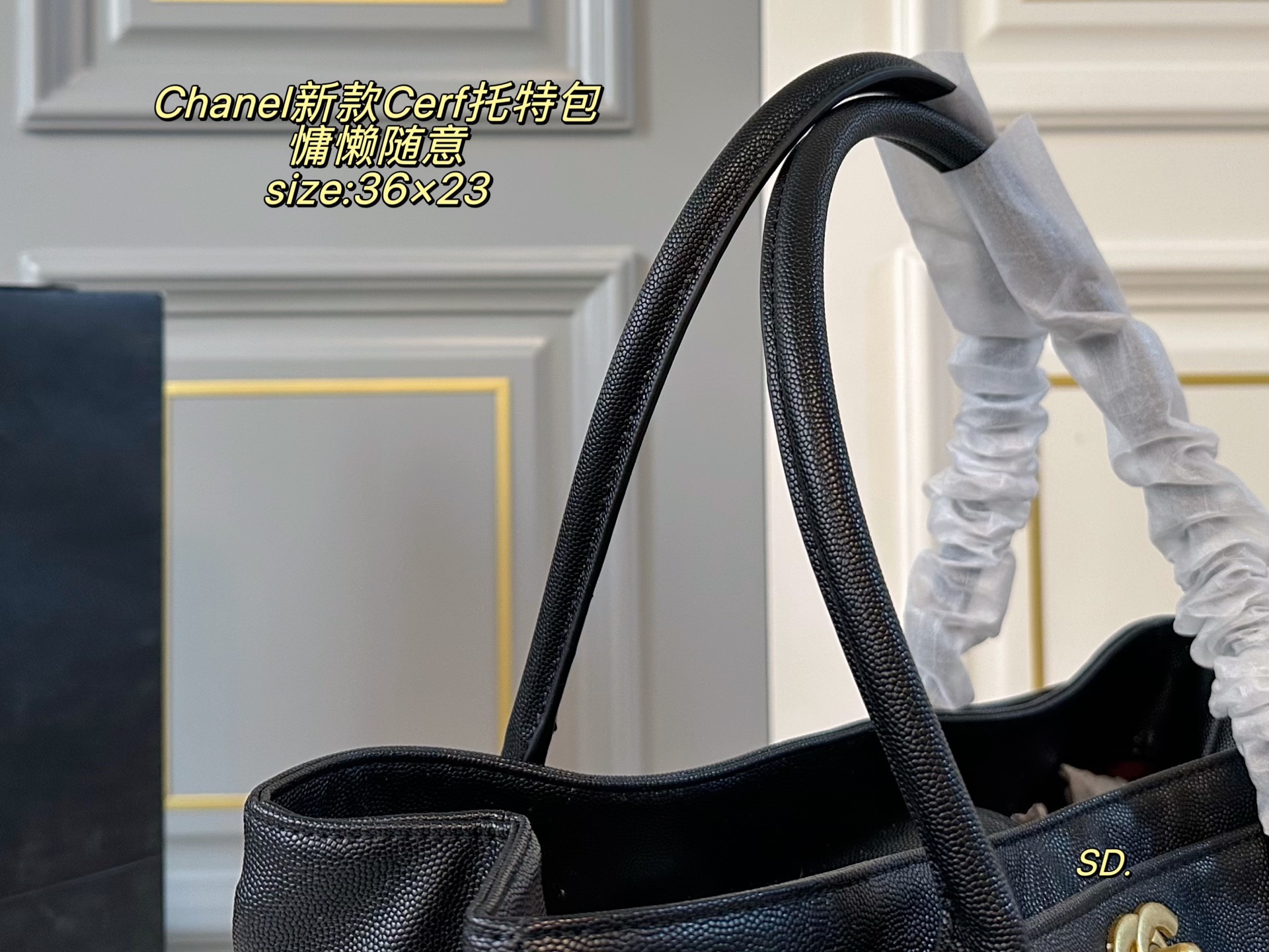 P150（无盒） size：36&times;23 Chanel香奈儿新款Cerf托特包❤️ 简约大方，高级感满满 上身自带氛围感↗️ 温柔慵懒随意感十足✔️ 皮子软软糯糯的质量太好了～ 空间超赞，满足日常出行‼️