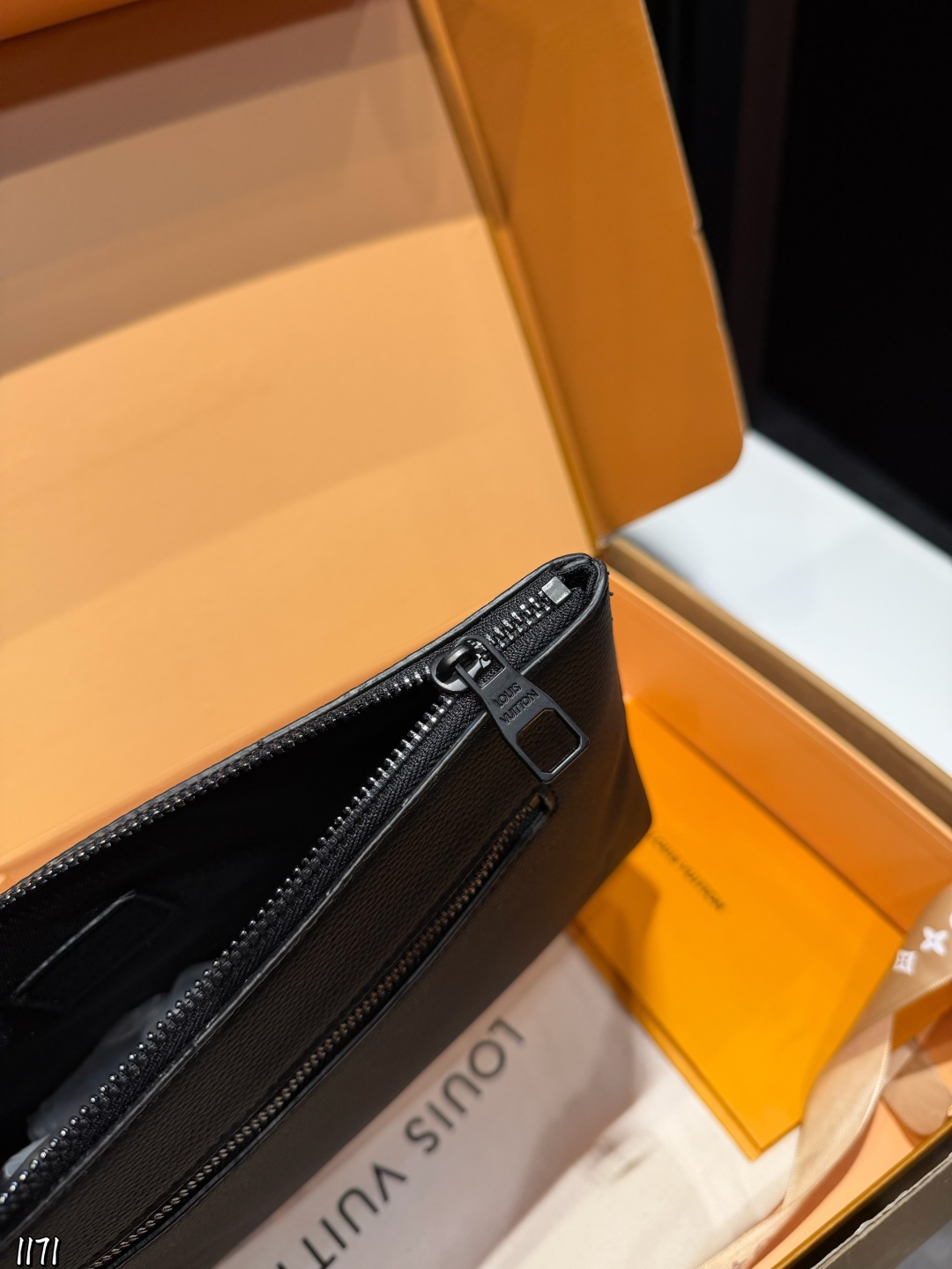 ❤️p110❤️ lv 本款 Takeoff 手拿包为蜡面牛皮革搭配深邃金属件和织物内衬,再令 LV 字母压纹栖身正面一隅,成就商务与休闲场合的精巧之选。充裕空间方便收纳平板电脑,可拆卸腕带实现灵活背携。 22 x 5x30cm