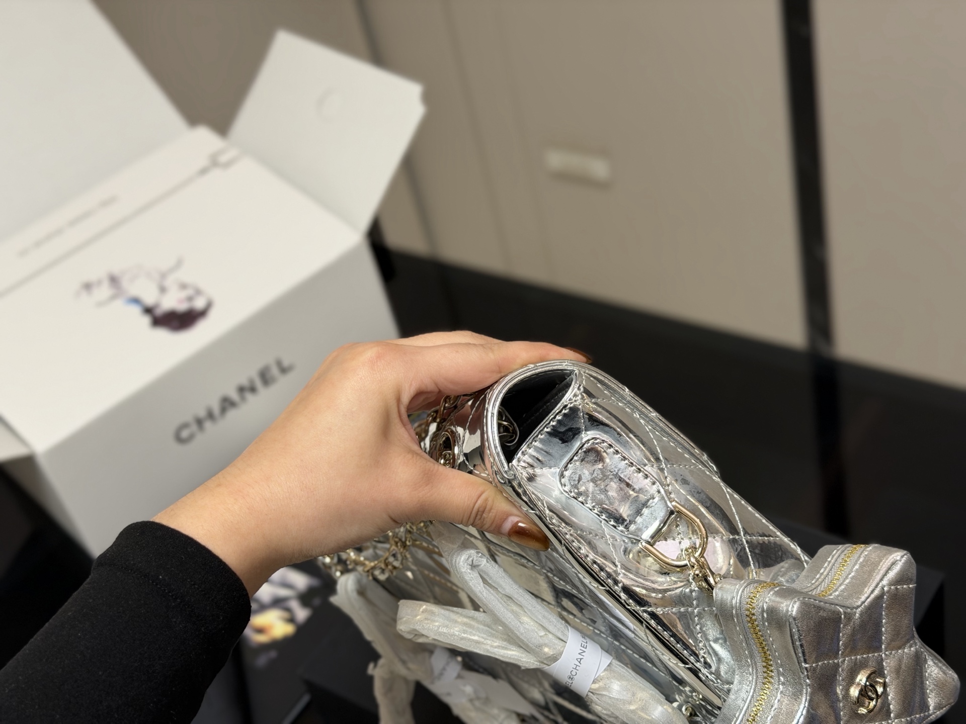 &yen;215 配折叠盒 size：24*19cm 香奈儿 24C 漆皮双肩包 这个真的是太太太好看了! 金的刚刚好不俗艳不张扬很能装！ ⚠️还有小星星⭐️哦！