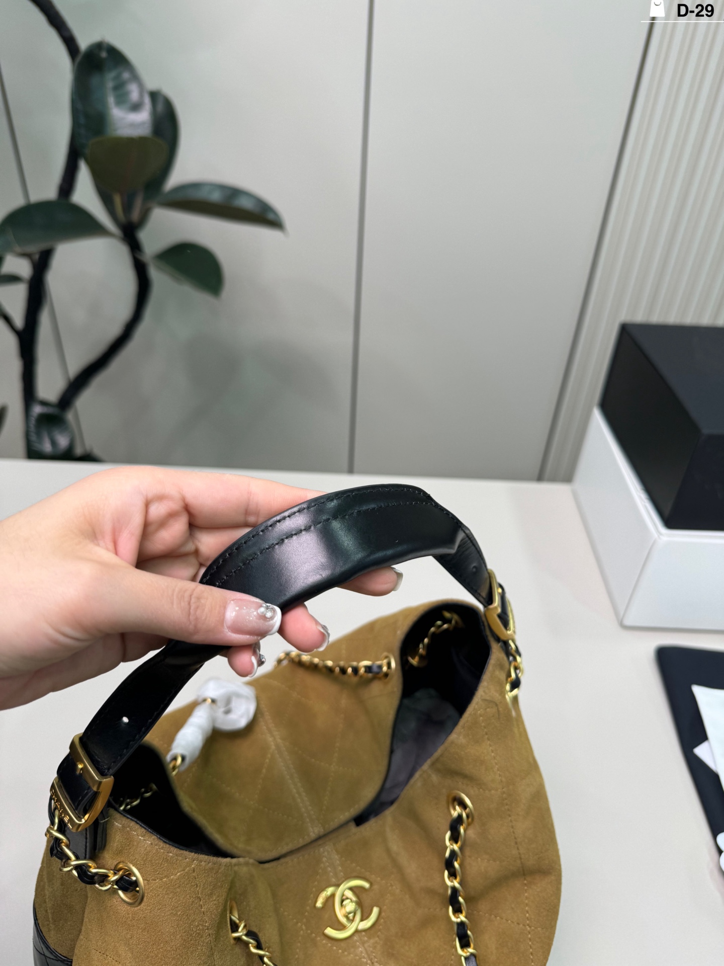 💰p270(羊皮) D-29尺寸34×25折叠盒 CHANEL香奈儿25A麂皮拼色托特包 复古又高级!链条肩带可单肩or手提,通勤,逛街都超百搭 麂皮材质柔软有质感,越用越有包浆,秋冬搭配大衣毛衣 氛围感拉满 ,实用又时髦!