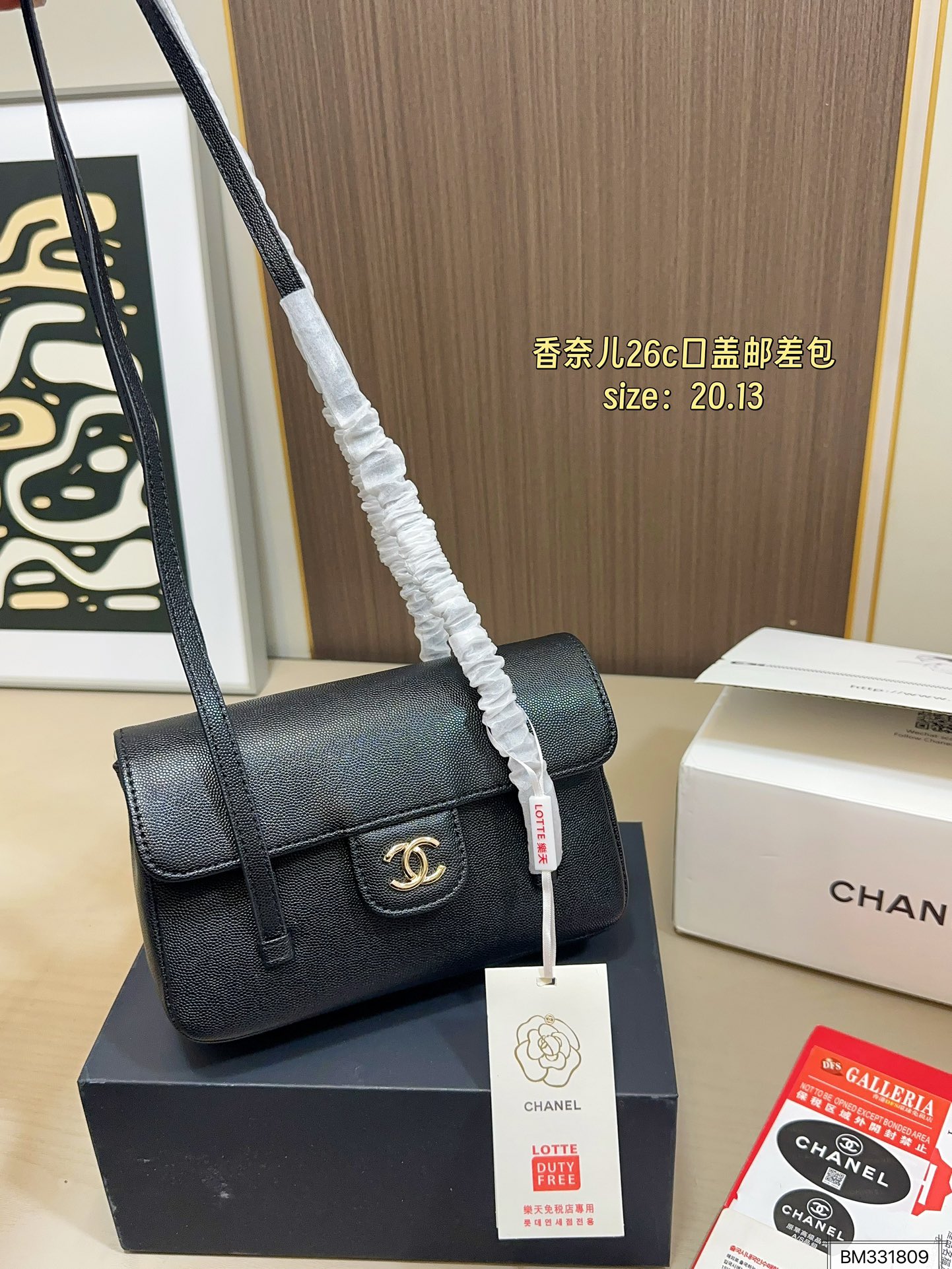 💰125（折叠盒飞机盒） 尺寸20&times;13 Chanel 香奈儿26c口盖邮差包 鱼子酱皮料颗粒感自带高级 比起链条款皮肩带更加舒适 双c logo小号隐藏按扣开合 又酷又时髦，慵懒又随性！